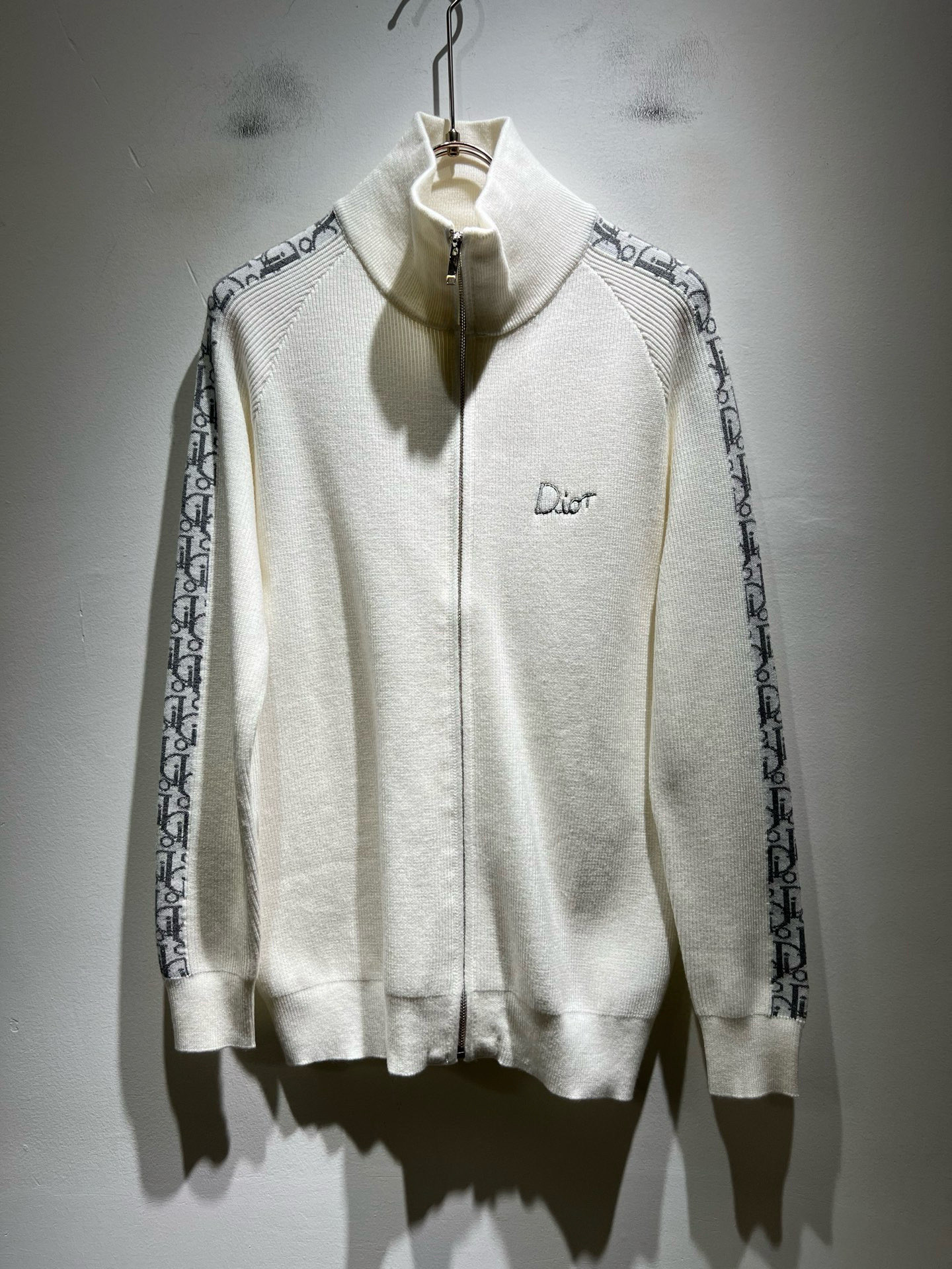 NO:655394,Dio*Dijia's new autumn and winter knitted wool cardigans for men and women are on sale simultaneously at the counter!  Customized exclusive wool fabric, easy to match, extremely high-grade, perfectly integrated into fashion and style, a top-notch fashionable style that is perfect for outer wear!  The whole thing gives people a natural feeling!  The ultimate classic uses the latest three-dimensional letter logo element embroidery design!  The ultimate heavy work, the ultimate perfection!  Fans who pursue high quality should rush to buy it by themselves, and we sincerely invite all fans who know the goods to appreciate this model together!  !  Size M-3XL,,dior,dior,alexander wang19860909Dio*迪家 秋冬新款男女同款针织羊毛开衫,专柜同步发售！定制专属羊毛面料,从容百搭,档次极高,完美融入时尚还有风情感一款完美符合外穿的顶尖时髦气质款！整体给人浑然天成的感觉！极致经典采用最新立体字母logo元素刺绣设计！极致的重工极致的完美！追求高品质的粉丝们请自行抢购,诚邀所有识货的粉丝一同鉴赏此款！！尺码M-3XL,,dior,dior,alexander wang,Men's clothing