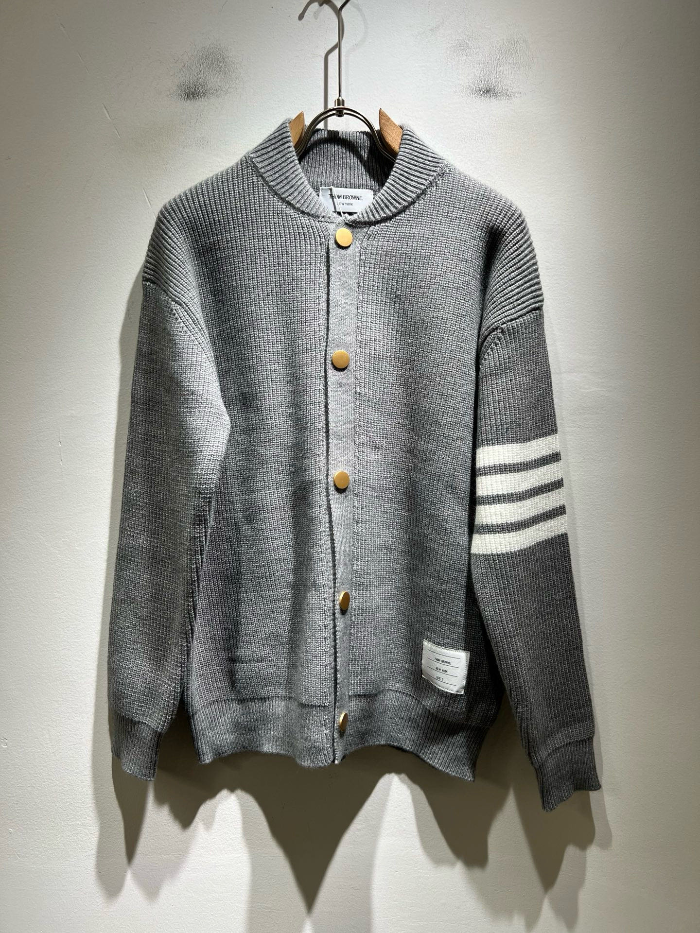 NO:652844,ThomBrow*e's new autumn and winter knitted wool cardigan for men and women, this year's new counter product, super soft wool fabric for men and women!  A fashionable and versatile model for the city, it is sure to be super popular this year. It is a must-have artifact for autumn and winter. It has a unique texture and a soft and smooth feel. It is not a product that can be compared with ordinary fabrics. Regular knitted wool fabric design, crocheted with classic iconic stripe design!  A rare model that can only be found. Very attractive design, liningless inseam binding technology, and very detailed. It is a model that requires a lot of attention to technology. Details determine the high-end. Minimalist design elements of the season, a must-have item for trendy men, perfect fit, highly recommended!  Size M-3XL,,alexander wang19860909ThomBrow*e汤姆*朗秋冬新款男女同款针织羊毛开衫,今年的专柜新品,男女同款超软羊毛面料！时尚都市百搭款,今年必定超火爆,秋冬必备神器,质感独特,手感柔嫩顺滑,不是一般面料所能对比的产品.常规的针织羊毛面料设计,钩织搭配经典标识性经典条纹设计！可遇不可求的款 非常极具魅力的设计,无里布内缝包边工艺,细节非常到位,要非常讲究技术的一款,细节决定高端.极简当季的设计元素,潮男必备单品,完美版型,强烈推荐！尺码M-3XL,,alexander wang,Men's clothing