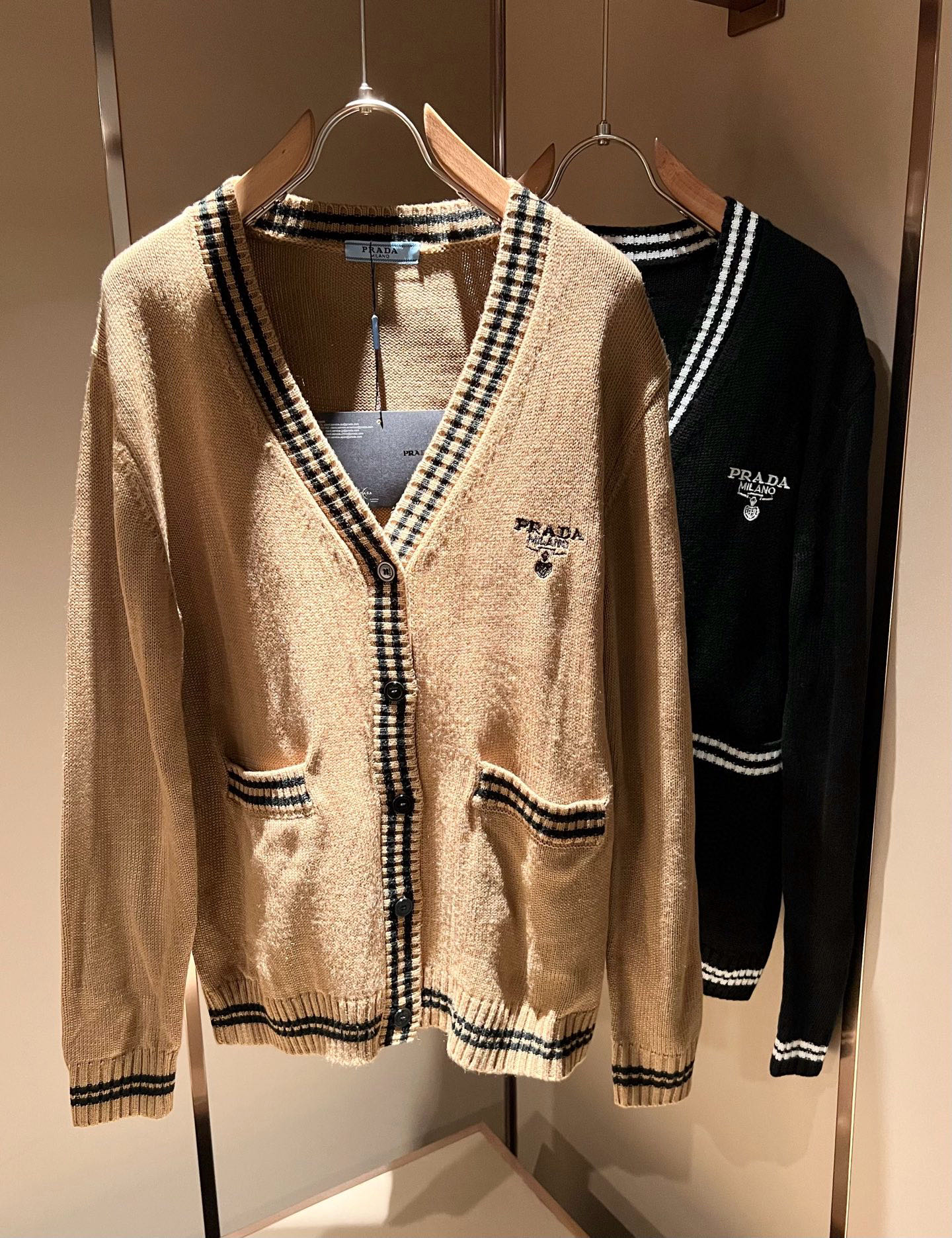 NO:655358,PRAD*A's new autumn and winter men's knitted wool cardigan, the latest model is available exclusively on the entire network!  !  ~It is both classic and fashionable, who doesn’t love it? It shows the classic again, it is very eye-catching, and it has a low-luxury aura and recognition!  Pr*da's traditional brand concept and modern advanced technology are perfectly combined. Coupled with an extremely modern and simple design, P's exclusive three-dimensional letter logo embroidery design!  Customized 100% imported wool fabric!  The texture of this model is quite impressive. You can tell the specifications and grades at your fingertips. The level of finesse and breathability are top-notch!  Size M-3XL,,prada,alexander wang19860909PRAD*A普*达秋冬新款男士针织羊毛开衫,最新款全网独家首上！！~既经典有时尚百搭,谁不爱啊,将经典再次展现,非常的耐看,自带低奢光环与辨识度！Pr*da传统的品牌理念和现代化的先进技术进行了完美结合.加上极其现代摩登风范的简约设计,p家专属立体字母logo刺绣设计！定制百分百进口羊毛面料！此款的质感相当感人 触手便知规格档次 细腻程度与透气效果堪称顶级！尺码M-3XL,,prada,alexander wang,Men's clothing