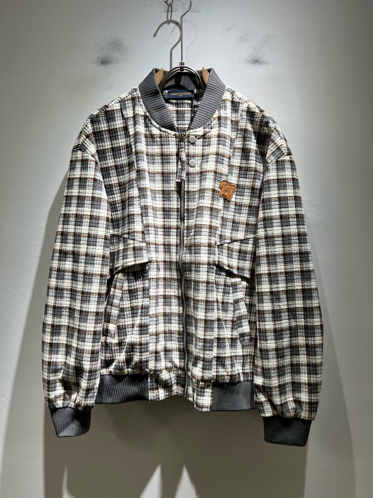 NO:652897,Louis Vuit*on Louis*den's new autumn and winter light luxury men's and women's jackets!  The new high-end of the Louis family, the details and quality are always so flawless, and the creative designs are endless. If you don't buy a few pieces of Louis this autumn and winter, you can't be considered a fashionista. It is unparalleled and interprets the iconic elements of Louis, and it is really something that everyone loves. Made of top-grade velvet fabric, super soft and tough, and the breathability is also excellent. From world-class trade-level OEM channels, the quantity is extremely rare and sold out. 'Donkey Brand' is a presbyopic item released every year!  The original logo has an unusual texture and is clean and neat. This is the Louis family's unique skill and the latest craftsmanship of this season. The level of detail has reached the top, and the loose three-dimensional tailoring is a unique design. It is a fusion of luxury and fashion!  Size M-4XL,,louis vuitton,louis vuitton,louis vuitton,jackets & coats,jackets & coats,alexander wang19860909Louis Vuit*on 路易*登 秋冬新款轻奢男女同款夹克外套！路易家族的新高端,细节品质永远的那么完美无瑕,创意设计层出不穷.今年秋冬季节没有入手几件路易你算不上时尚达人.无与伦比,诠释路易的标志性元素,实属人见人爱的东西.顶级绒棉面料打造,超级柔软且具有韧性,透气感也是绝佳.来自世界级贸易级别的代工厂渠道,数量极其稀少售完无补.“驴牌”每年都会出的老花单品！原版Logo呈现不一般的质感,干净俐落.这是路易家族的看家绝活也是本季度的最新工艺.细致化程度已经达到顶端了,宽松立体剪裁的版型设计堪称一绝.属于奢华与时尚的融合！尺码M-4XL,,louis vuitton,louis vuitton,louis vuitton,jackets & coats,jackets & coats,alexander wang,Men's clothing