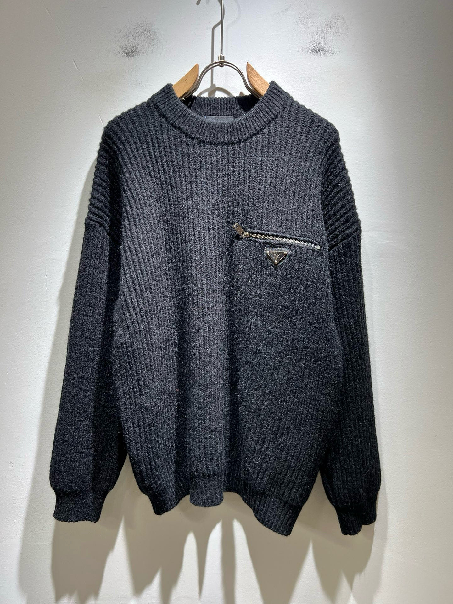 NO:652828,PRAD*A's new autumn and winter men's knitted woolen sweaters, the latest model is available exclusively on the entire network!  !  ~It is both classic and fashionable, who doesn’t love it? It shows the classic again, it is very eye-catching, and it has a low-luxury aura and recognition!  Pr*da's traditional brand concept and modern advanced technology are perfectly combined. Coupled with an extremely modern and simple design, Pr*da's exclusive three-dimensional triangle logo hardware design!  Customized 100% imported wool fabric!  The texture of this model is quite impressive. You can tell the specifications and grades at your fingertips. The level of finesse and breathability are top-notch!  Size M-3XL,,prada,alexander wang19860909PRAD*A普*达秋冬新款男士针织羊毛衫,最新款全网独家首上！！~既经典有时尚百搭,谁不爱啊,将经典再次展现,非常的耐看,自带低奢光环与辨识度！Pr*da传统的品牌理念和现代化的先进技术进行了完美结合.加上极其现代摩登风范的简约设计,p家专属立体三角标识五金设计！定制百分百进口羊毛面料！此款的质感相当感人 触手便知规格档次 细腻程度与透气效果堪称顶级！尺码M-3XL,,prada,alexander wang,Men's clothing