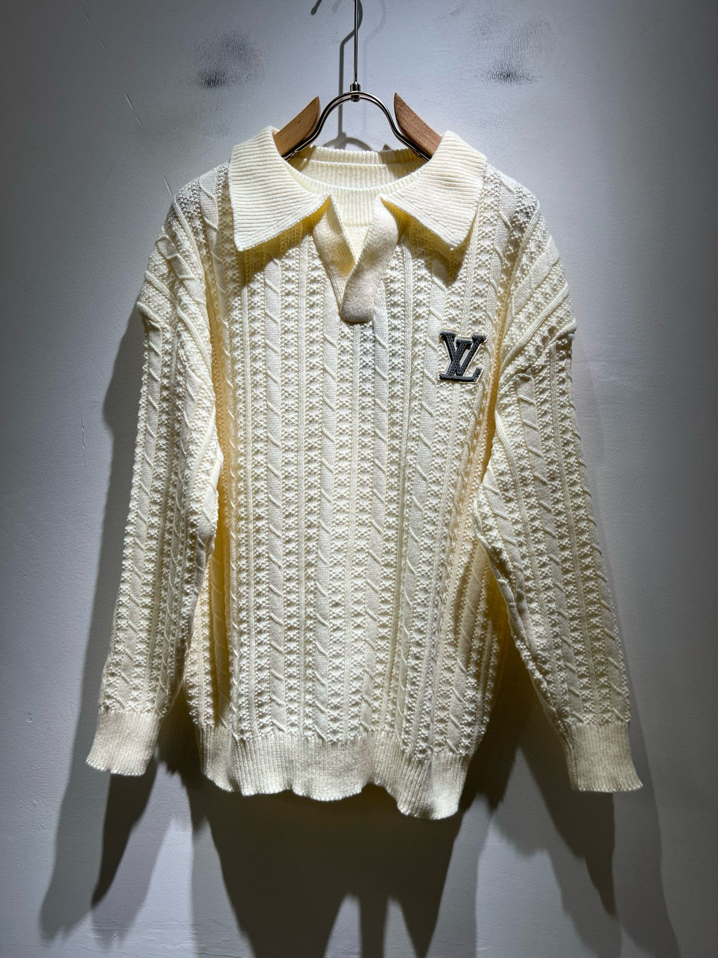 NO:652838,Louis Vuit*on autumn and winter Louis family light luxury knitted wool sweater!  Same decoration for men and women!  The new high-end of the Louis family, the details and quality are always so perfect, and the creative designs are endless. You are not a fashionista if you don’t buy a few pieces of Louis this autumn and winter. The logo pattern is embroidered on the chest!  It is something that everyone loves. Made of top-quality wool blend, it is super soft and tough, and has excellent breathability. It comes from world-class trading OEM channels, and the quantity is extremely rare and sold out. It is a presbyopic item that is released every year by 'Donkey Brand'.  The body logo presents an unusual texture, clean and neat. This is the Louis family's unique skill and the latest craftsmanship of this season. The level of detail has reached the top, and the slim and three-dimensional tailoring is a unique design. It is a fusion of luxury and fashion!  Size M-2XL,,louis vuitton,louis vuitton,louis vuitton,alexander wang19860909Louis Vuit*on 秋冬路易家族轻奢针织羊毛衫！男女同款装饰！ 路易家族的新高端,细节品质永远的那么完美无瑕,创意设计层出不穷.今年秋冬季节没有入手几件路易你算不上时尚达人.胸前logo图案刺绣设计！实属人见人爱的东西.顶级羊毛混纺打造,超级柔软且具有韧性,透气感也是绝佳.来自世界级贸易级别的代工厂渠道,数量极其稀少售完无补.“驴牌”每年都会出的老花单品,立体Logo呈现不一般的质感,干净俐落.这是路易家族的看家绝活也是本季度的最新工艺.细致化程度已经达到顶端了,修身立体剪裁的版型设计堪称一绝.属于奢华与时尚的融合！尺码M-2XL,,louis vuitton,louis vuitton,louis vuitton,alexander wang,Men's clothing