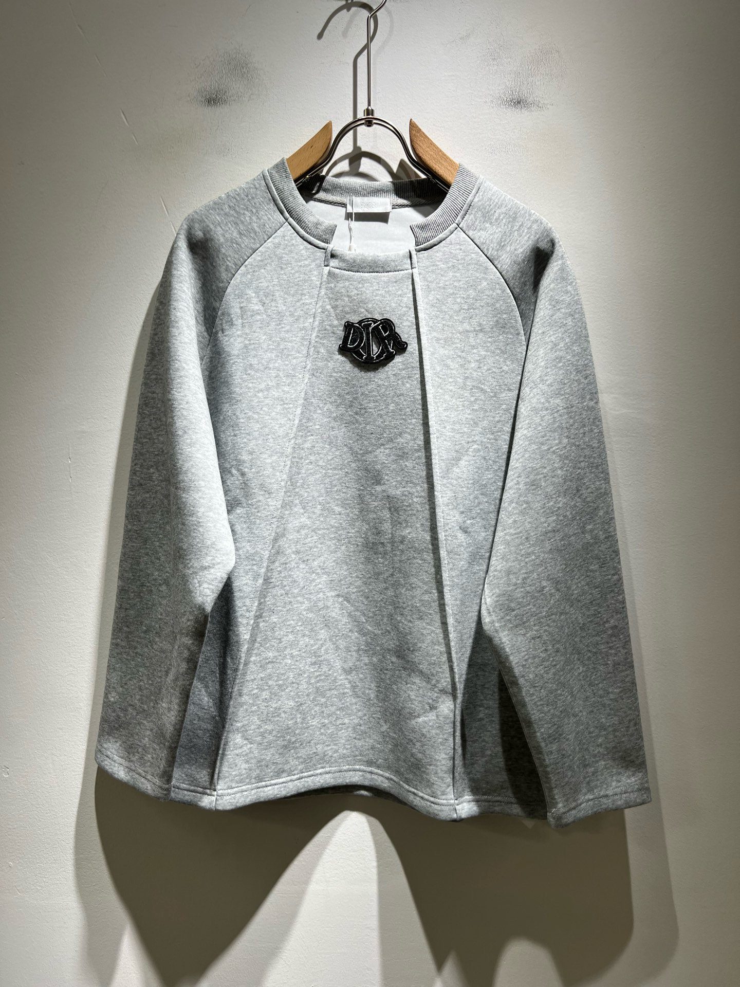 NO:652864,Dio*Dijia's new autumn and winter long-sleeved bottoming shirts for men and women are on sale simultaneously at counters!  Customized exclusive 260g pure cotton fabric, customized original craft thread, and chest logo pattern badge craft design!  Simple and elegant, easy to match and versatile, extremely high-grade, perfectly integrated into fashion and style, it is a top-notch fashionable style that is perfect for outer wear!  The whole thing gives people a natural feeling!  The ultimate classic versatile short-sleeved T-shirt, designed with the latest three-dimensional letter logo laminated elements!  The ultimate heavy work, the ultimate perfection!  Fans who pursue high quality should rush to buy it by themselves, and we sincerely invite all fans who know the goods to appreciate this model together!  !  Color Black White Gray Size M-4XL,,dior,dior,T-shirt,tees,t-shirt,alexander wang19860909Dio*迪家 秋冬新款男女同款长袖打底衫,专柜同步发售！定制专属260克纯棉面料,定制原版工艺螺纹,胸前logo图案徽章工艺设计！简约大方,从容百搭,档次极高,完美融入时尚还有风情感一款完美符合外穿的顶尖时髦气质款！整体给人浑然天成的感觉！极致经典的百搭型短袖T恤,采用最新的立体字母logo压胶元素设计！极致的重工极致的完美！追求高品质的粉丝们请自行抢购,诚邀所有识货的粉丝一同鉴赏此款！！颜色黑色 白色 灰色 尺码M-4XL,,dior,dior,T-shirt,tees，t-shirt,alexander wang,Men's clothing