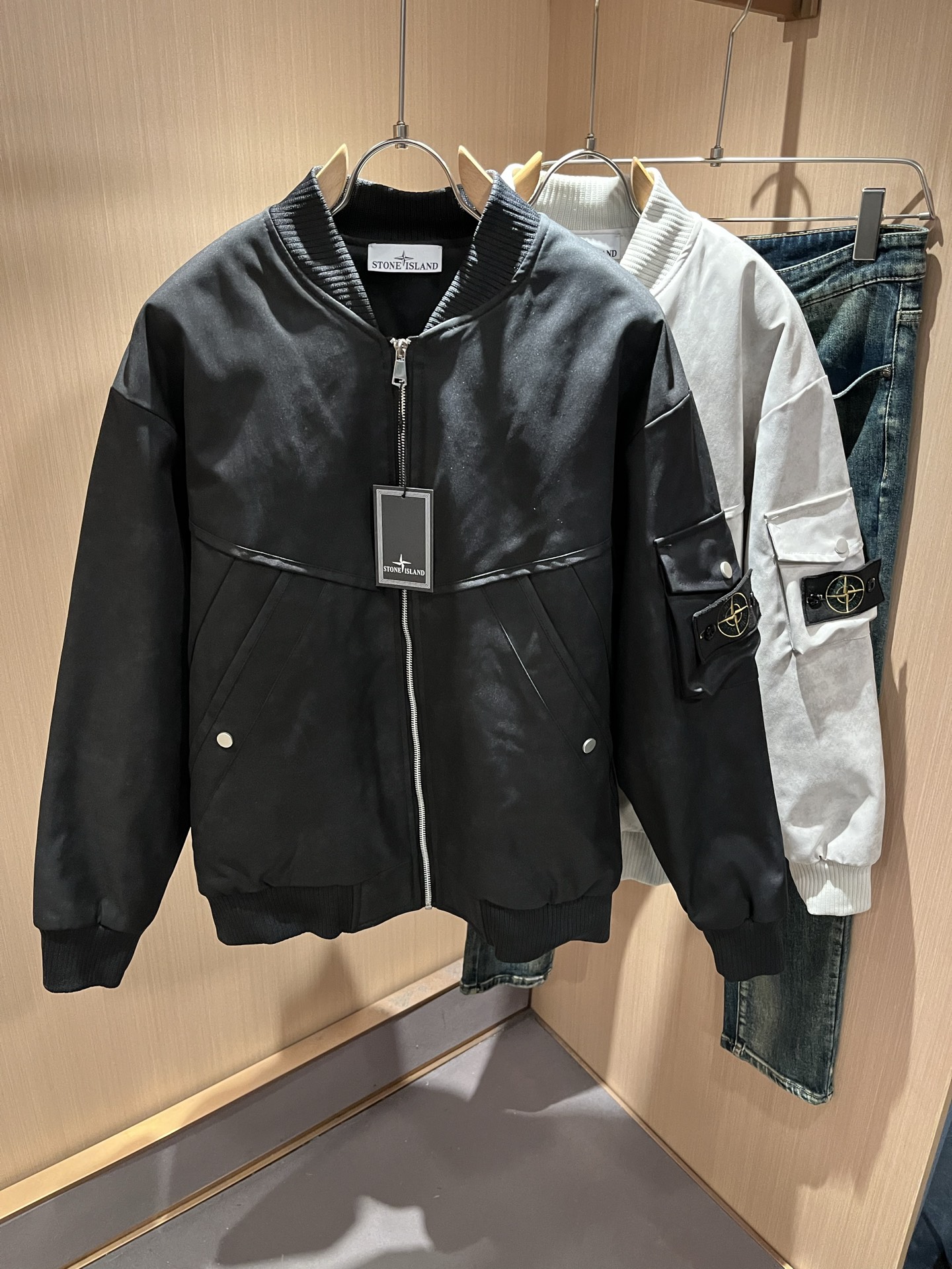 NO:652740,StoneIsland men's autumn and winter cotton jackets from StoneIsland, the latest fashionable casual jackets, rarely available through trading company channels, available simultaneously on the official website, sleeves with logo pattern design!  The high-quality products that the male god is most looking forward to are coming, allowing you to feel what true luxury has connotation! Full of brand style!  Your most enjoyable wearing experience! It perfectly enhances the overall sense of luxury and class, and you can get the high-end luxury atmosphere at a glance!  The upper body is versatile, simple and not fussy, and can easily cope with various occasions and environments. It is undoubtedly a must-have item for daily commuting! Sizes M-4XL,,jackets & coats,jackets & coats,alexander wang19860909StoneIsland 石头岛秋冬男士棉服夹克外套,最新时尚休闲夹克,贸易公司渠道稀出,同步官网发售,袖子logo图案设计！男神最为期待的精品狠货重磅来袭,让你感受到什么叫真正的高奢有内涵!满满的品牌风格！你最为享受的穿着体验! 完美提升了整体的奢华档次感,一眼就能Get到的高端奢华气息！上身百搭简约不挑人,轻松应对各种场合与环境,属于日常通勤必备的臻品无疑!尺码M-4XL,,jackets & coats,jackets & coats,alexander wang,Men's clothing