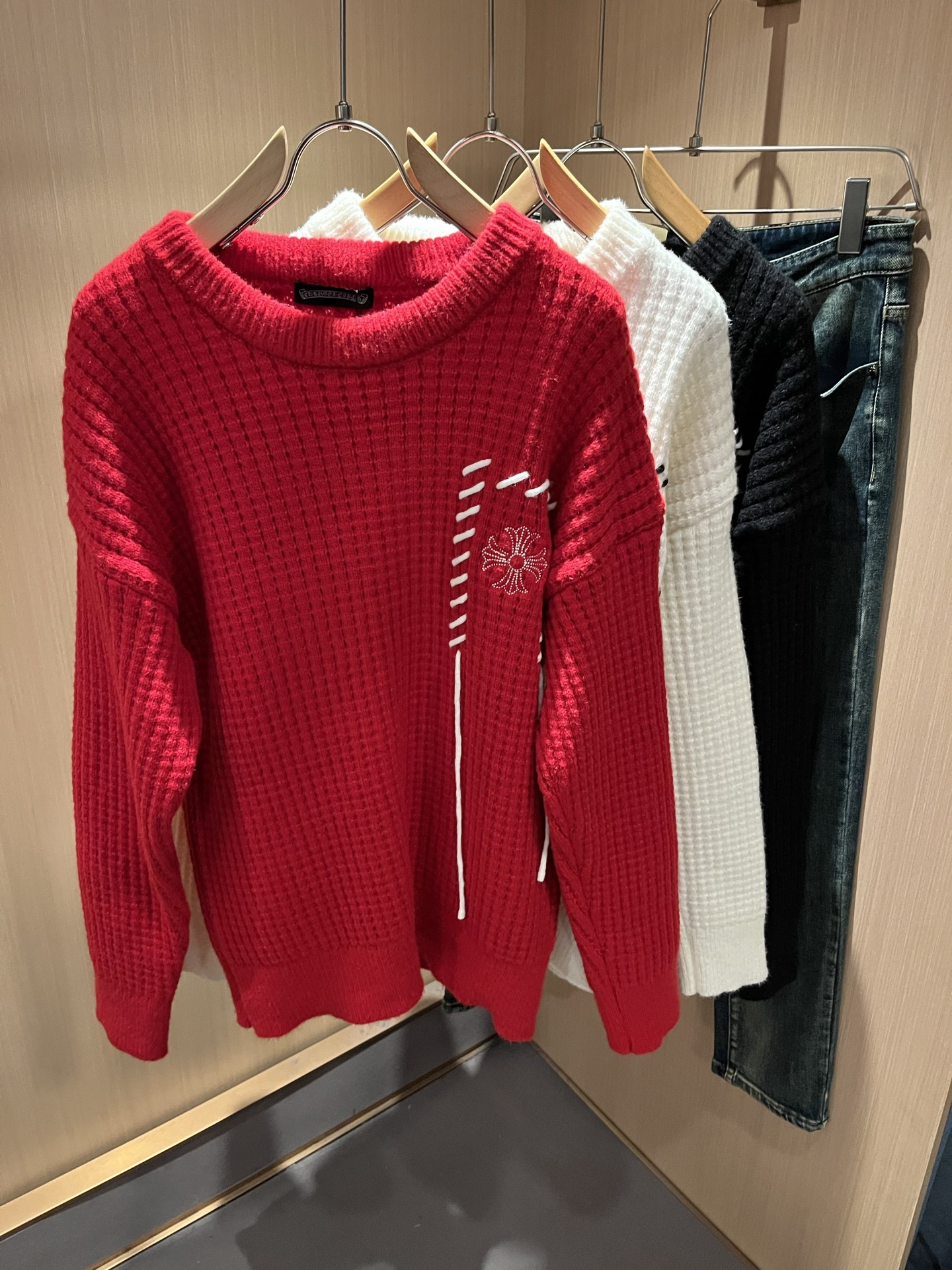 NO:652734,LO*WE/Luo Wei's new autumn and winter knitted turtleneck sweaters for men and women, available from trading company channels, the latest products of the year, sold simultaneously in official counters, classic star-level items!  LO*WE's leather goods have the highest say in the entire fashion circle. The brand value is very influential and has a century-old historical and cultural heritage. It is a brand used by the royal family and nobles. Its exquisite craftsmanship and design have subverted modern aesthetics!  The overall design is in line with the aesthetic design of the LOE family, using classic brand elements, perfectly inheriting the essence and genes of the LOE family, and designing the logo and pattern embroidery design!  The vision is quite exquisite and beautiful, highlighting the brand characteristics, highly recognizable and very fashionable. The overall design interprets minimalism to the extreme, simple and elegant!  We supply high-end materials imported from Egypt and select high-end knitted wool fabrics!  Extremely luxurious and special materials, the fabric properties are all excellent, the tactile experience is self-evident, the ultimate luxury enjoyment!  The appearance is perfect, and the details are exquisite and elegant. It not only reduces age but also highlights the fashionable temperament. The upper body is full of temperament. The color matching is quite in line with the needs of matching seasons. It has a high degree of control and mix-matching. It has no age limit and has an excellent sense of style!  Size M-2XL,,loewe,alexander wang19860909LO*WE/罗*威秋冬新款男女同款针织高领羊毛衫,贸易公司渠道货,年最新品,官柜同步售卖,经典明星级单品！LO*WE家的皮具单品在整个时装圈最有极高的的发言权,品牌价值影响力颇高,有着百年历史文化底蕴,皇室御贵族御用品牌,其精湛的手工艺及设计感颠覆了现代审美！整体的设计符合LOE家美学设计,运用了经典的品牌元素,完美沿袭了LOE家的精髓与基因,设计logo标识图案刺绣设计！视觉颇为精致美观,彰显了品牌特质,辨识度极高且极具时髦感,整体的设计将极简主义阐释到极致,简约而大方！客供埃及进口高级物料,甄选高端针织羊毛面料！极为奢华特殊的材质,面料属性皆为上乘,触感体验不言而喻,奢华极致享受！品相完美如斯,细节处处精致考究,即减龄又凸显了时髦气质感,上身满满的气质感,配色相当符合搭配季节需求,驾驭度混搭性极高,无关年龄界定,造型感极佳的一款单品！尺码M-2XL,,loewe,alexander wang,Men's clothing