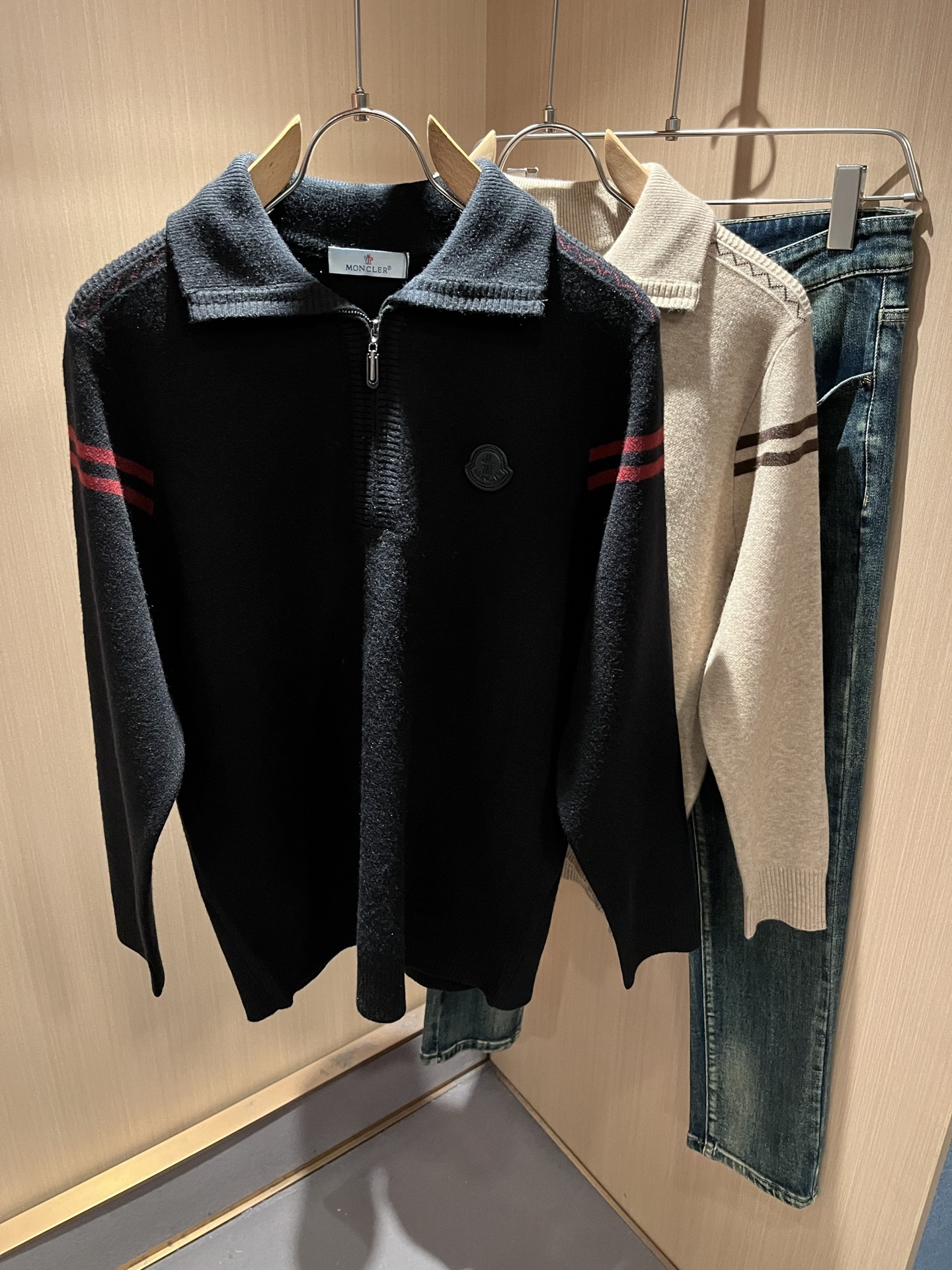 NO:652726,Moncl*r Men's latest trade order long-sleeved knitted sweater for autumn and winter, in full condition!  !  Internet celebrity model!  The craftsmanship is knitted wool and crocheted, with a simple Mon logo badge design!  Not stiff, with a rich three-dimensional feel overall, quality export order, customized exclusive knitted wool fabric, to meet the simple needs of commuters for dressing. The upper body effect is very good, slimming, and not picky about the figure. The fabric workmanship... is impeccable, good craftsmanship and good fabrics can make you wear a good taste, a must-have item for everyone!  Size M-3XL,,alexander wang19860909Moncl*r蒙*口 秋冬男士最新的贸易订单长袖针织羊毛衫,全品相！！网红款！工艺采用针织羊毛钩织,简单Mon标识logo徽章设计！不僵硬,整体有着丰富的立体感,品质出口订单,定制专属针织羊毛面料,满足通勤人们对于着装的简约需求,上身效果很好,显瘦,不挑剔身材.面料做工....无可挑剔,好工艺好面料才能穿出好品味一款,人手必备单品！尺码M-3XL,,alexander wang,Men's clothing