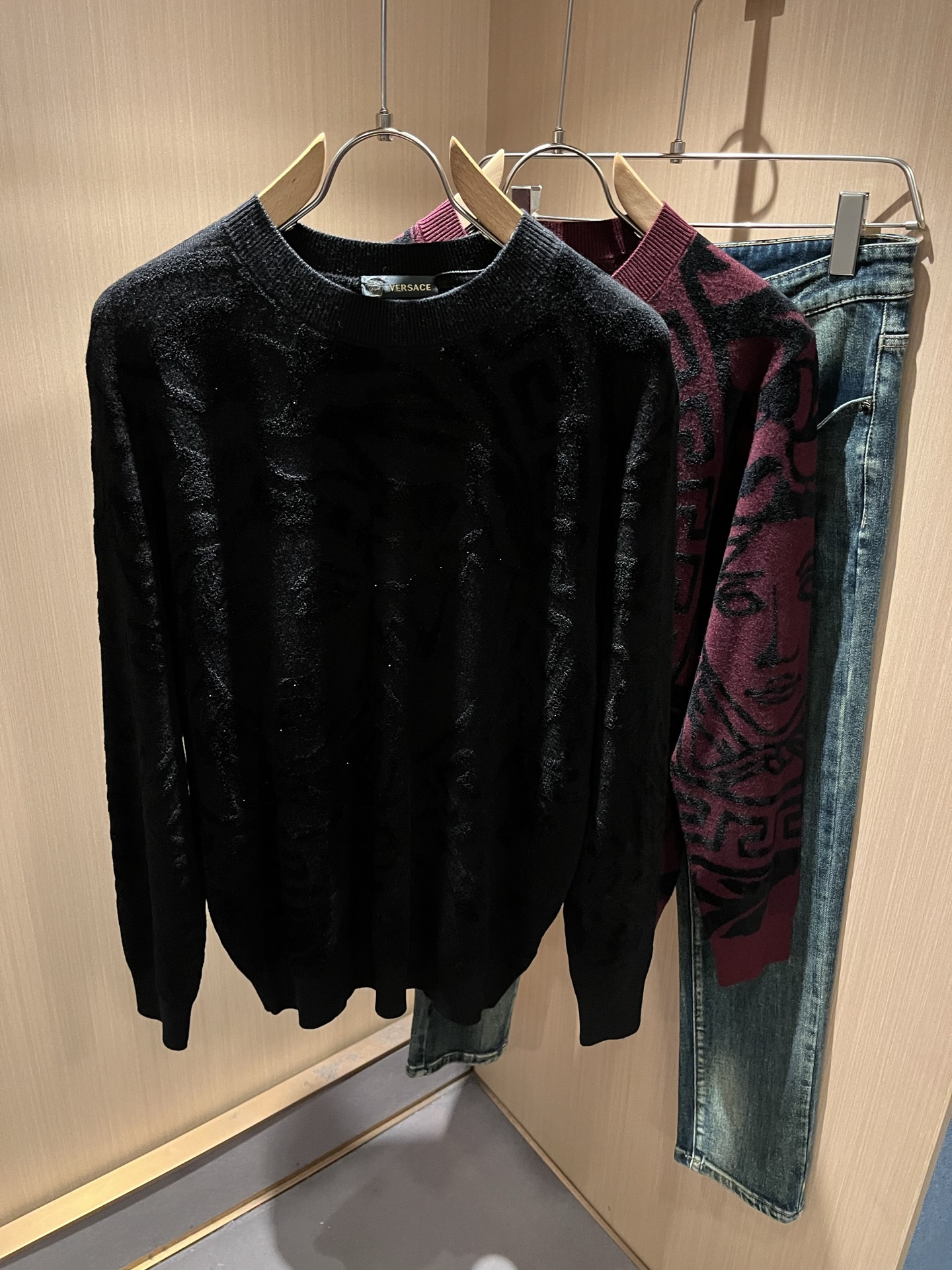 NO:652792,VERS*CE/Fan*zhe new autumn and winter original long-sleeved woolen sweater, VERS*CE/Fan*zhe trading company channel product value recommended sweater, the decoration is extremely exquisite and highlights the gradient effect!  The three-dimensional effect is very strong, and the logo crochet design on the chest!  Only advanced German equipment can produce it, highlighting the incomparable visual luxury, extremely high craftsmanship and great craftsmanship!  The imported wool fabric is supplied by the customer, has excellent skin-friendliness, and the details are perfect and impeccable. The upper body effect is very good, very eye-catching, and there is no doubt that it will turn heads. It is an excellent item to improve the vision in the wardrobe. It is very handsome whether it is worn inside or on its own. Sizes M-3XL, versace, sweaters, alexander wang19860909VERS*CE/范*哲 秋冬新品原单长袖羊毛衫,VERS*CE/范*哲 贸易公司渠道 产品 值的推荐毛衣 ,装饰极为精致凸显渐变效果！立体感极强,胸前logo钩织设计！唯有德国先进设备方能制作,凸显了视觉无敌的震撼奢华,工艺水准极高,非常重工匠心！客供进口羊毛面料,亲肤性绝佳,细节极致完美,无可挑剔,上身效果非常出色,非常招眼吸睛,回头率毋庸置疑,衣橱里改良视觉的绝佳单品,无论内搭还是单穿都爆帅十足.尺码M-3XL,,versace,sweaters,alexander wang,Men's clothing