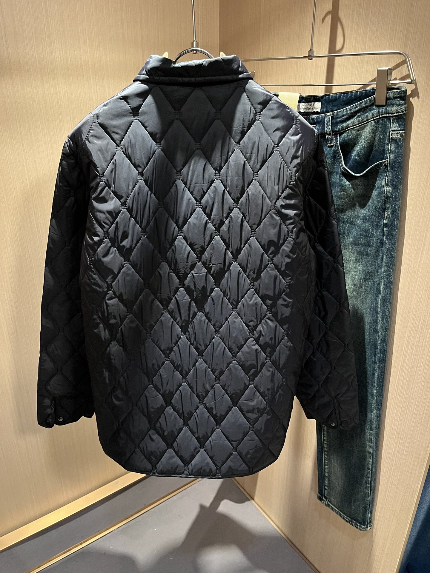 BURBER*Y巴*莉2025秋冬新品棉服夹克外套重磅来袭，最近比较火热聚酯纤维面料制作而成，高端户外运