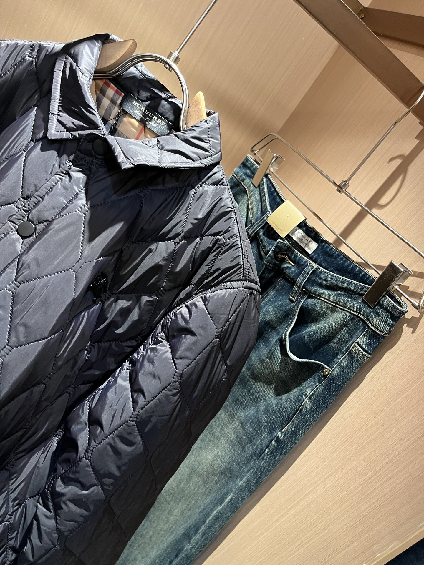 BURBER*Y巴*莉2025秋冬新品棉服夹克外套重磅来袭，最近比较火热聚酯纤维面料制作而成，高端户外运