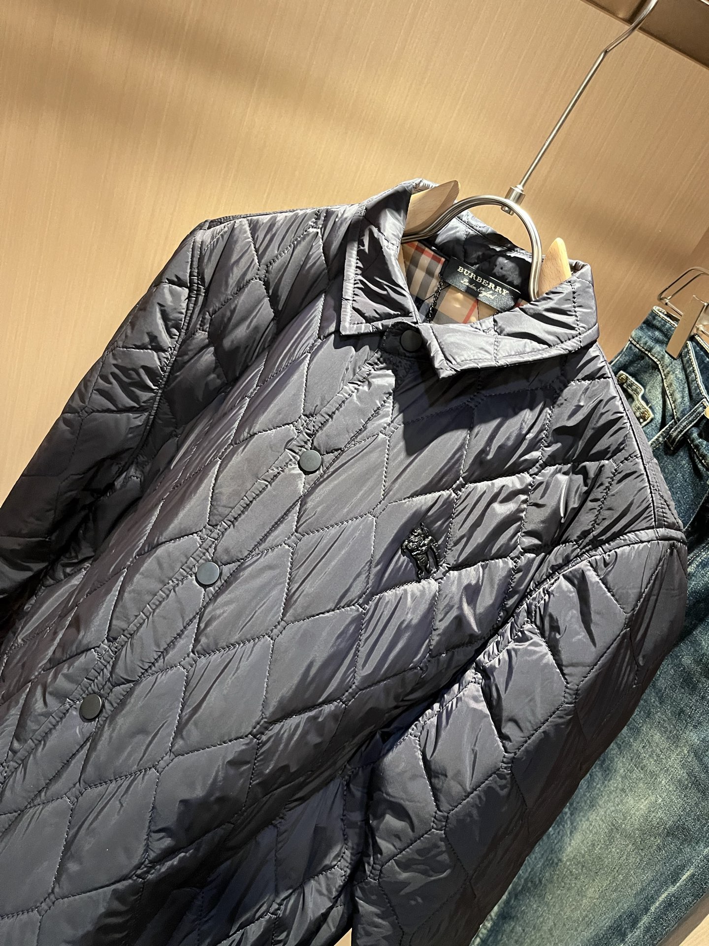 BURBER*Y巴*莉2025秋冬新品棉服夹克外套重磅来袭，最近比较火热聚酯纤维面料制作而成，高端户外运