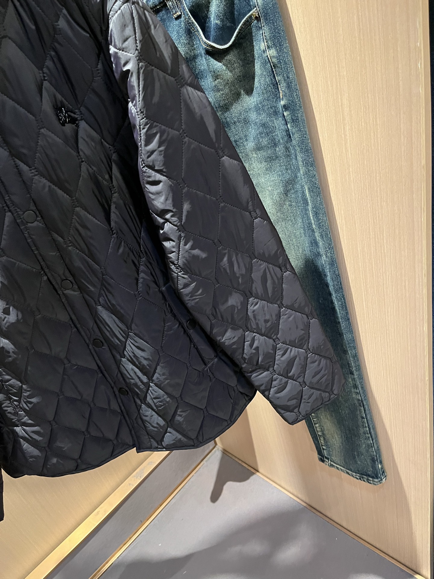 BURBER*Y巴*莉2025秋冬新品棉服夹克外套重磅来袭，最近比较火热聚酯纤维面料制作而成，高端户外运