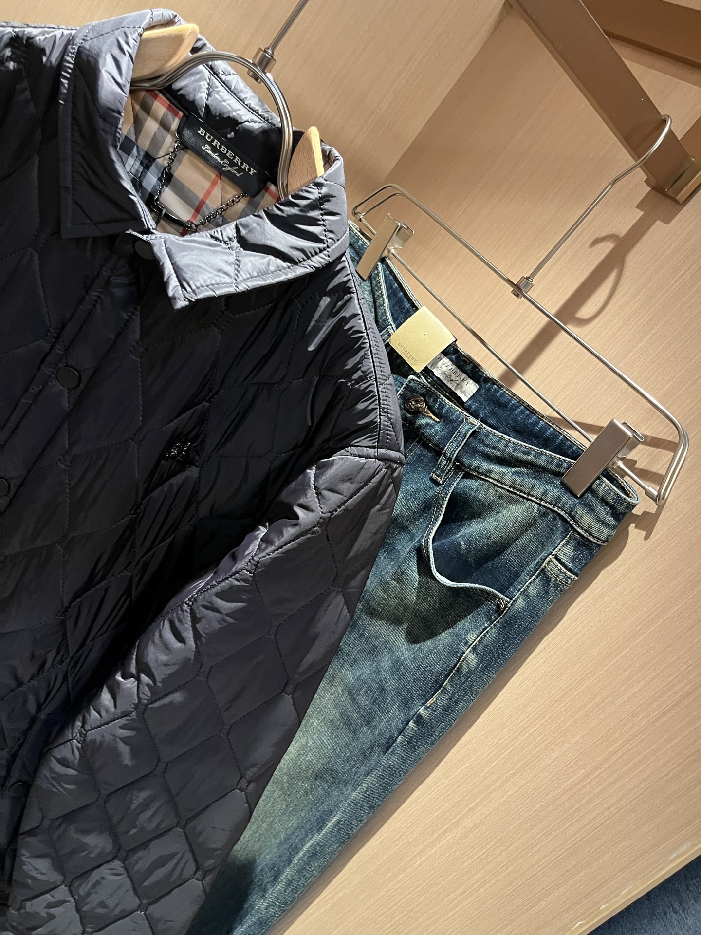 BURBER*Y巴*莉2025秋冬新品棉服夹克外套重磅来袭，最近比较火热聚酯纤维面料制作而成，高端户外运