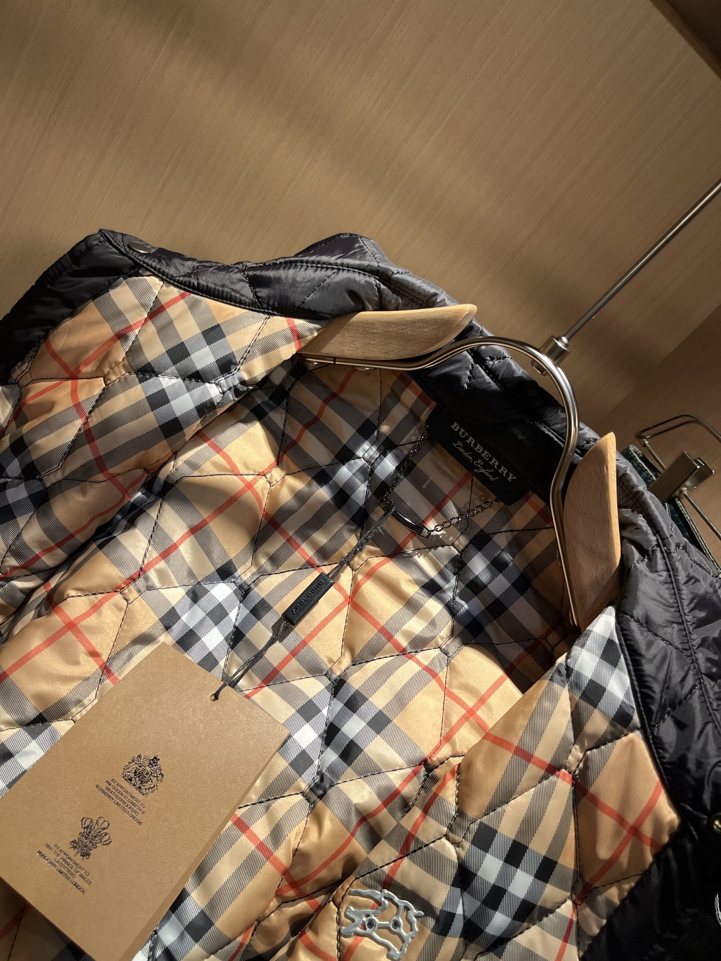 BURBER*Y巴*莉2025秋冬新品棉服夹克外套重磅来袭，最近比较火热聚酯纤维面料制作而成，高端户外运