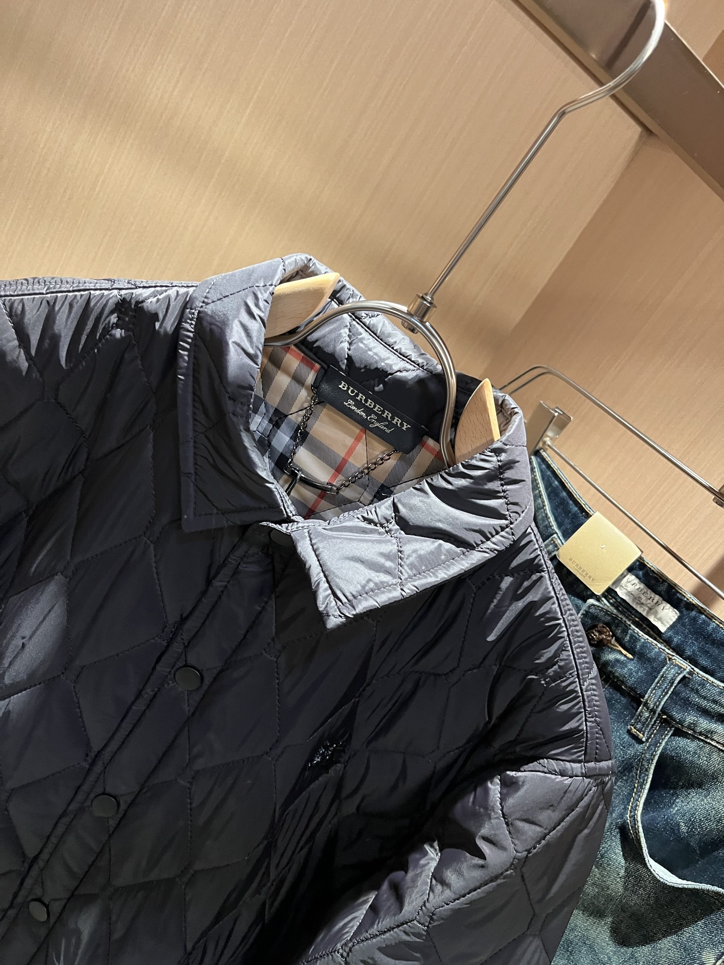 BURBER*Y巴*莉2025秋冬新品棉服夹克外套重磅来袭，最近比较火热聚酯纤维面料制作而成，高端户外运