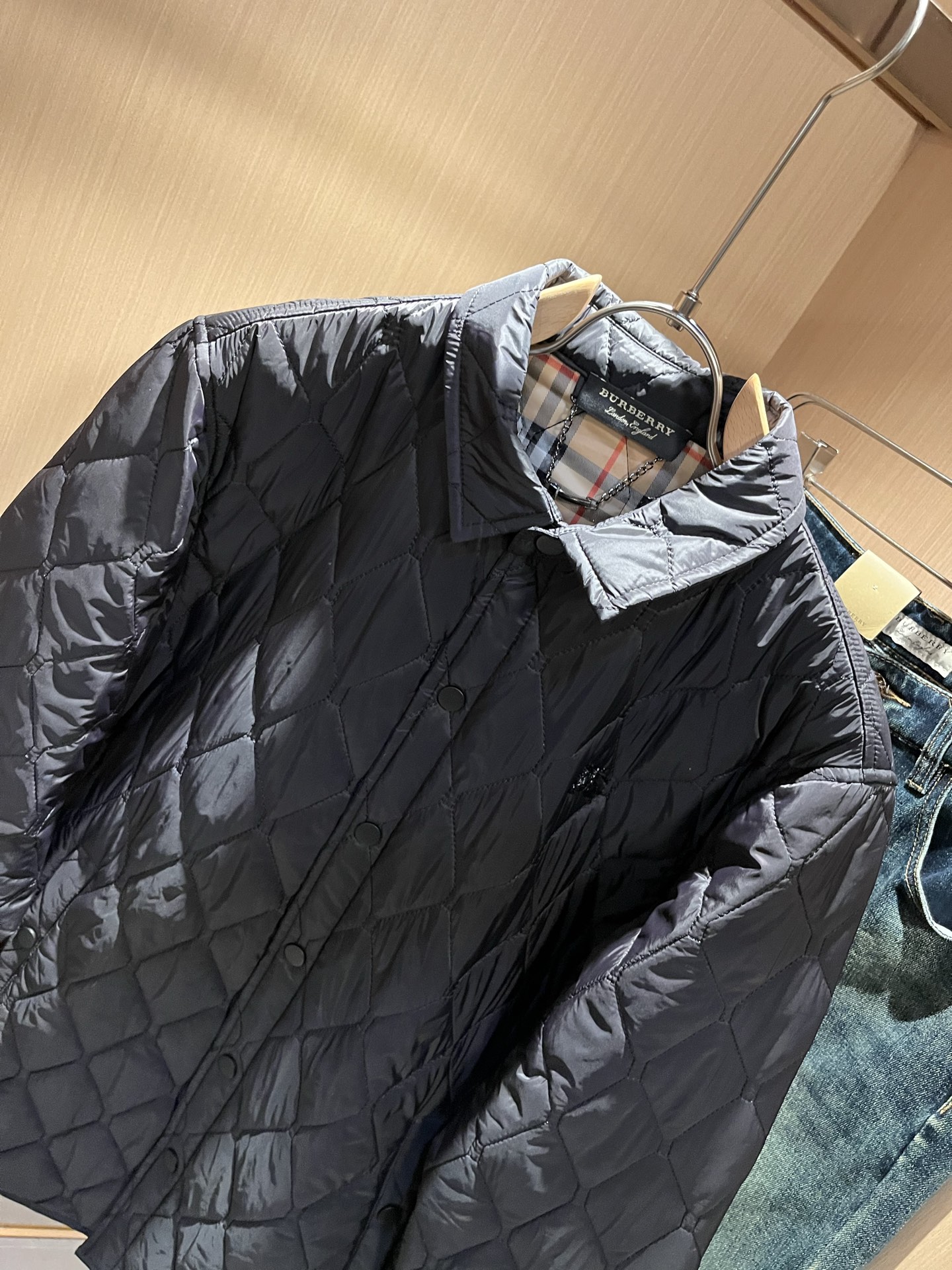 BURBER*Y巴*莉2025秋冬新品棉服夹克外套重磅来袭，最近比较火热聚酯纤维面料制作而成，高端户外运