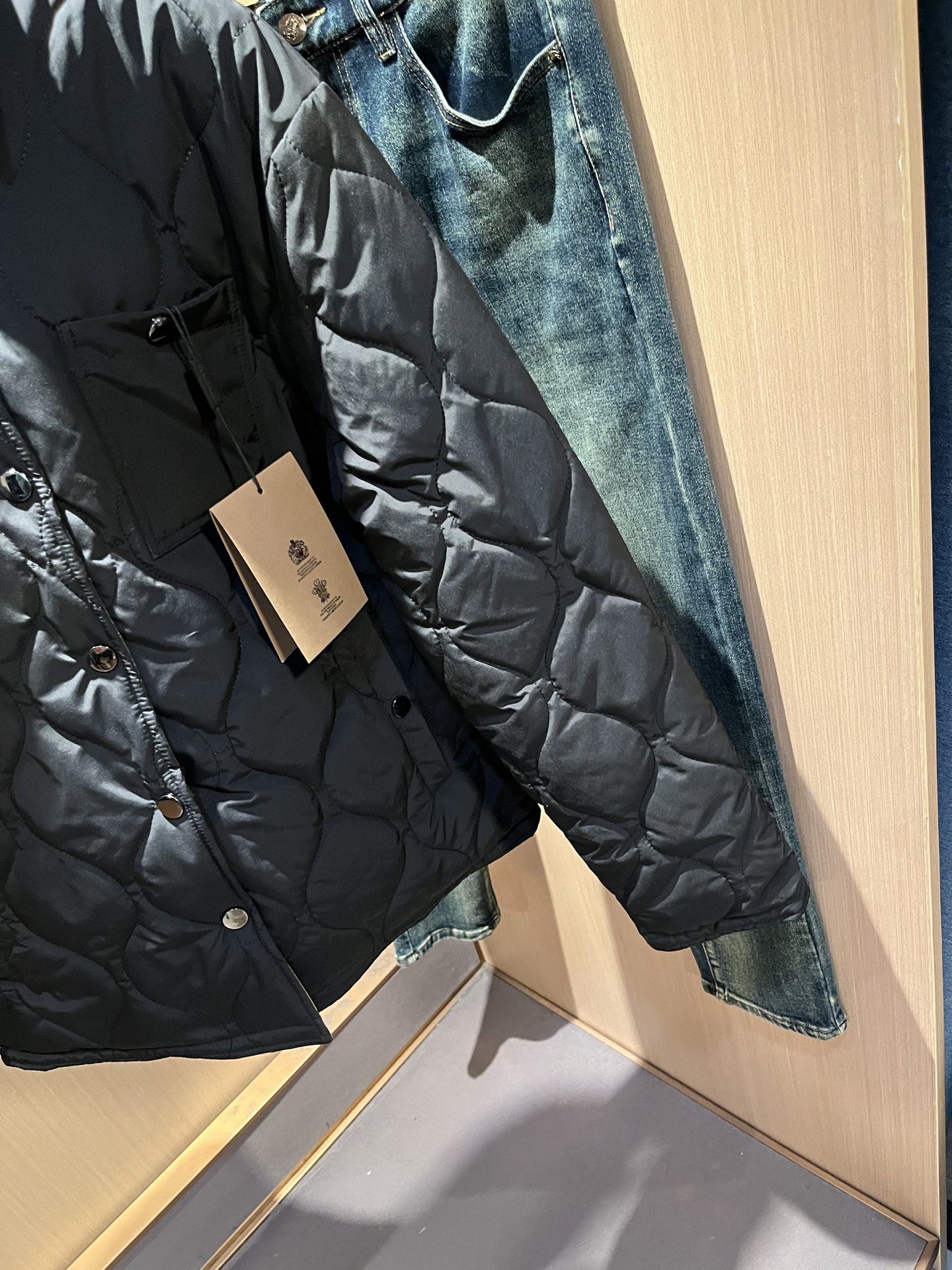 BURBER*Y巴*莉2025秋冬新品棉服夹克外套重磅来袭，最近比较火热聚酯纤维面料制作而成，高端户外运