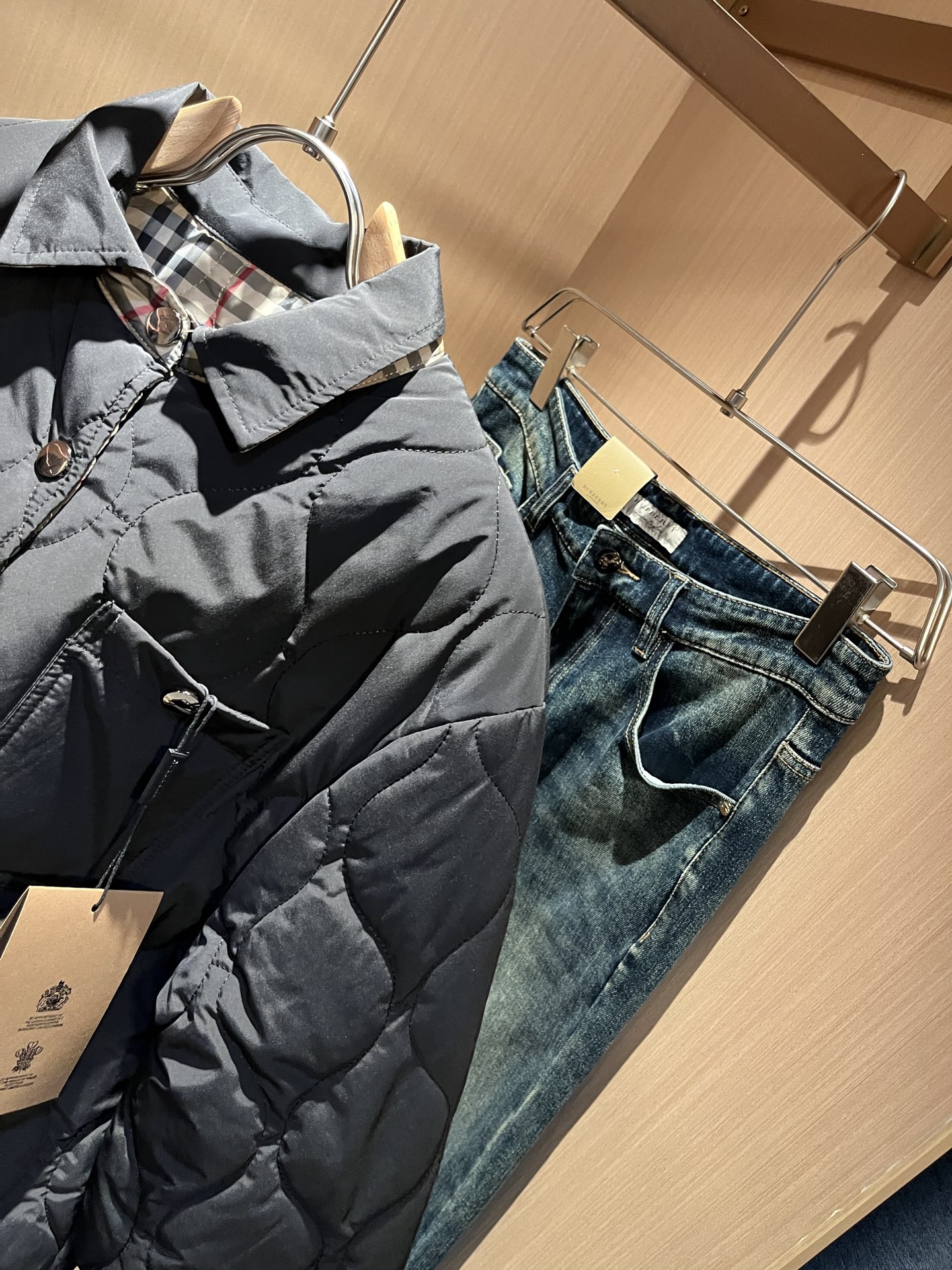 BURBER*Y巴*莉2025秋冬新品棉服夹克外套重磅来袭，最近比较火热聚酯纤维面料制作而成，高端户外运