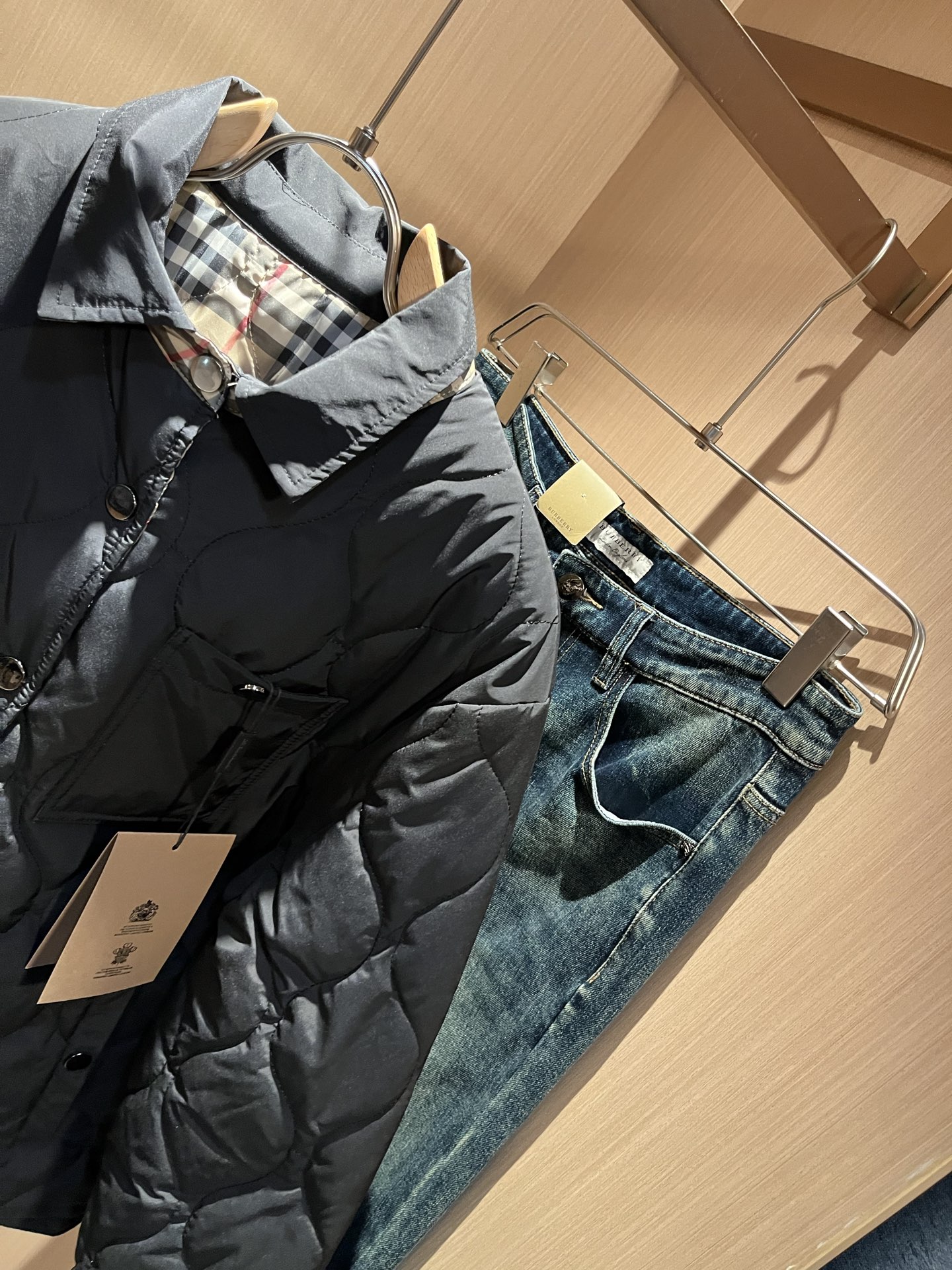 BURBER*Y巴*莉2025秋冬新品棉服夹克外套重磅来袭，最近比较火热聚酯纤维面料制作而成，高端户外运