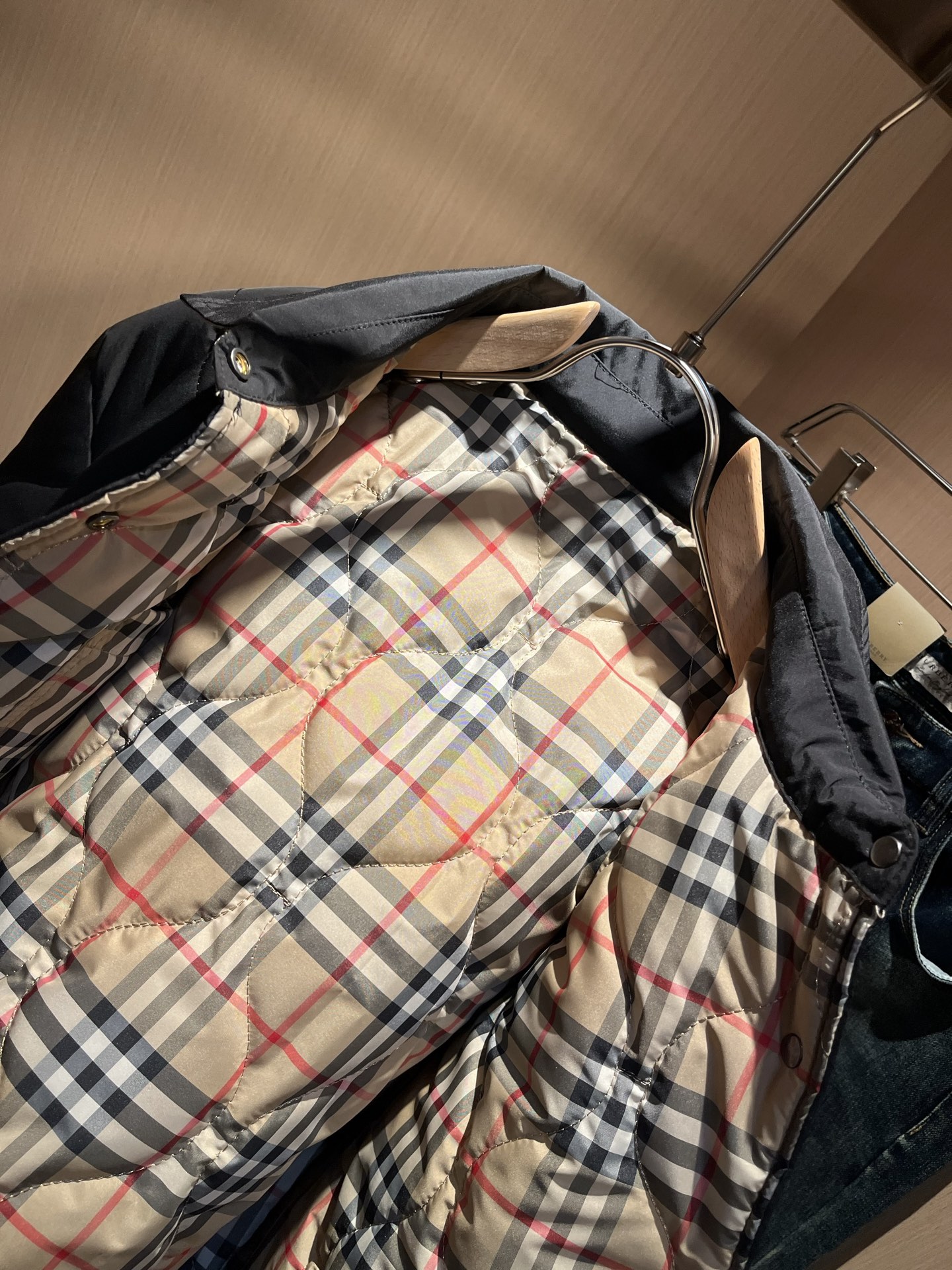 BURBER*Y巴*莉2025秋冬新品棉服夹克外套重磅来袭，最近比较火热聚酯纤维面料制作而成，高端户外运