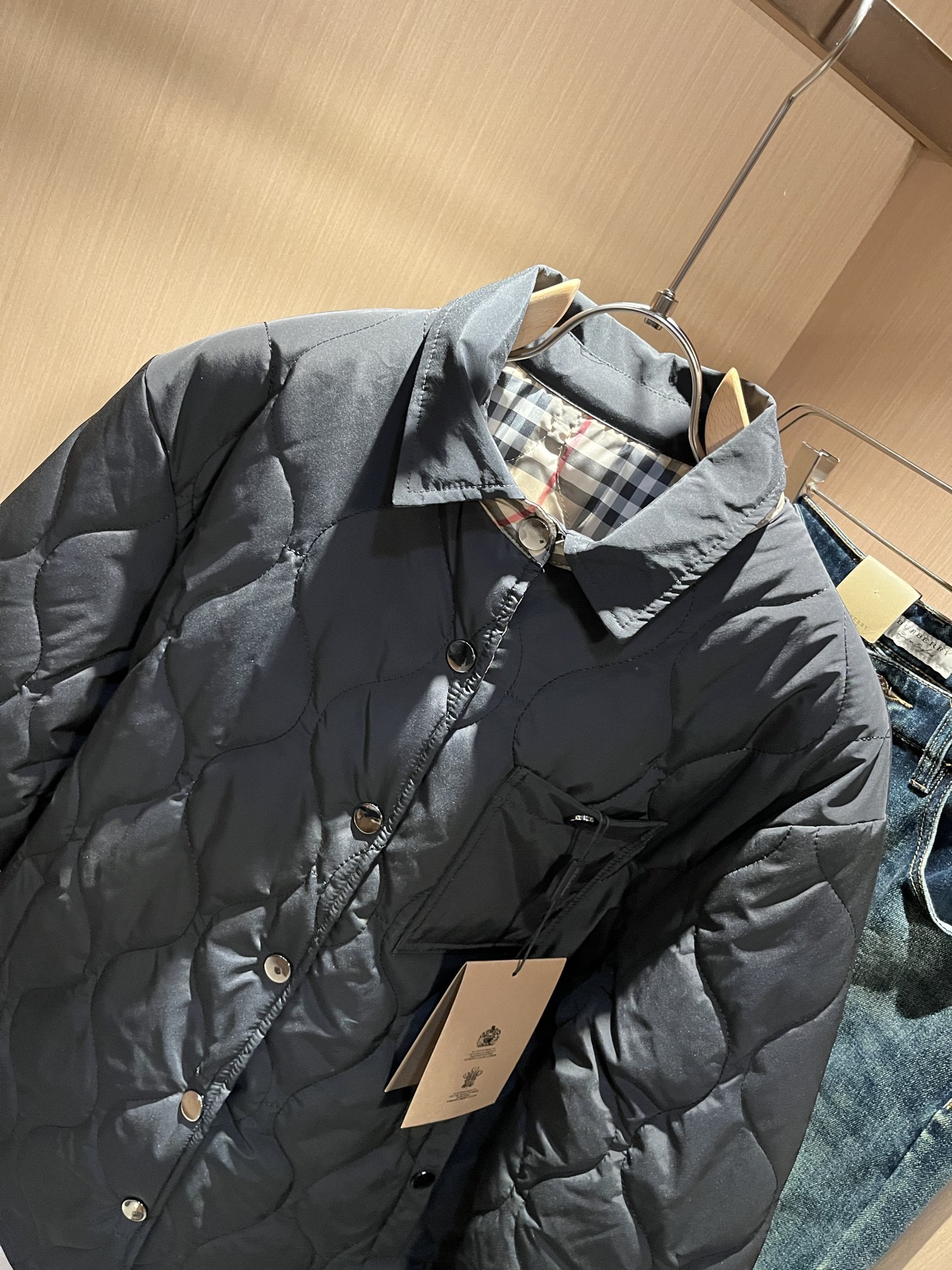 BURBER*Y巴*莉2025秋冬新品棉服夹克外套重磅来袭，最近比较火热聚酯纤维面料制作而成，高端户外运