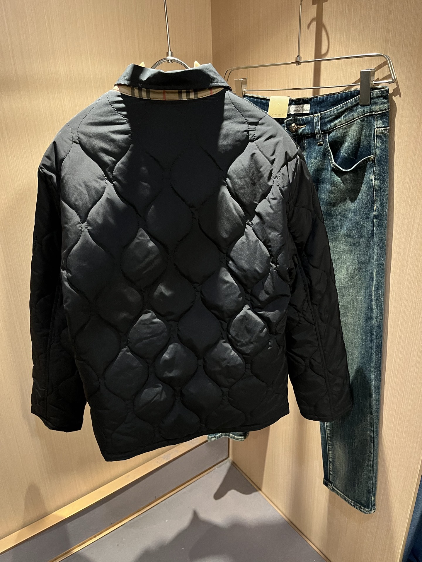 BURBER*Y巴*莉2025秋冬新品棉服夹克外套重磅来袭，最近比较火热聚酯纤维面料制作而成，高端户外运