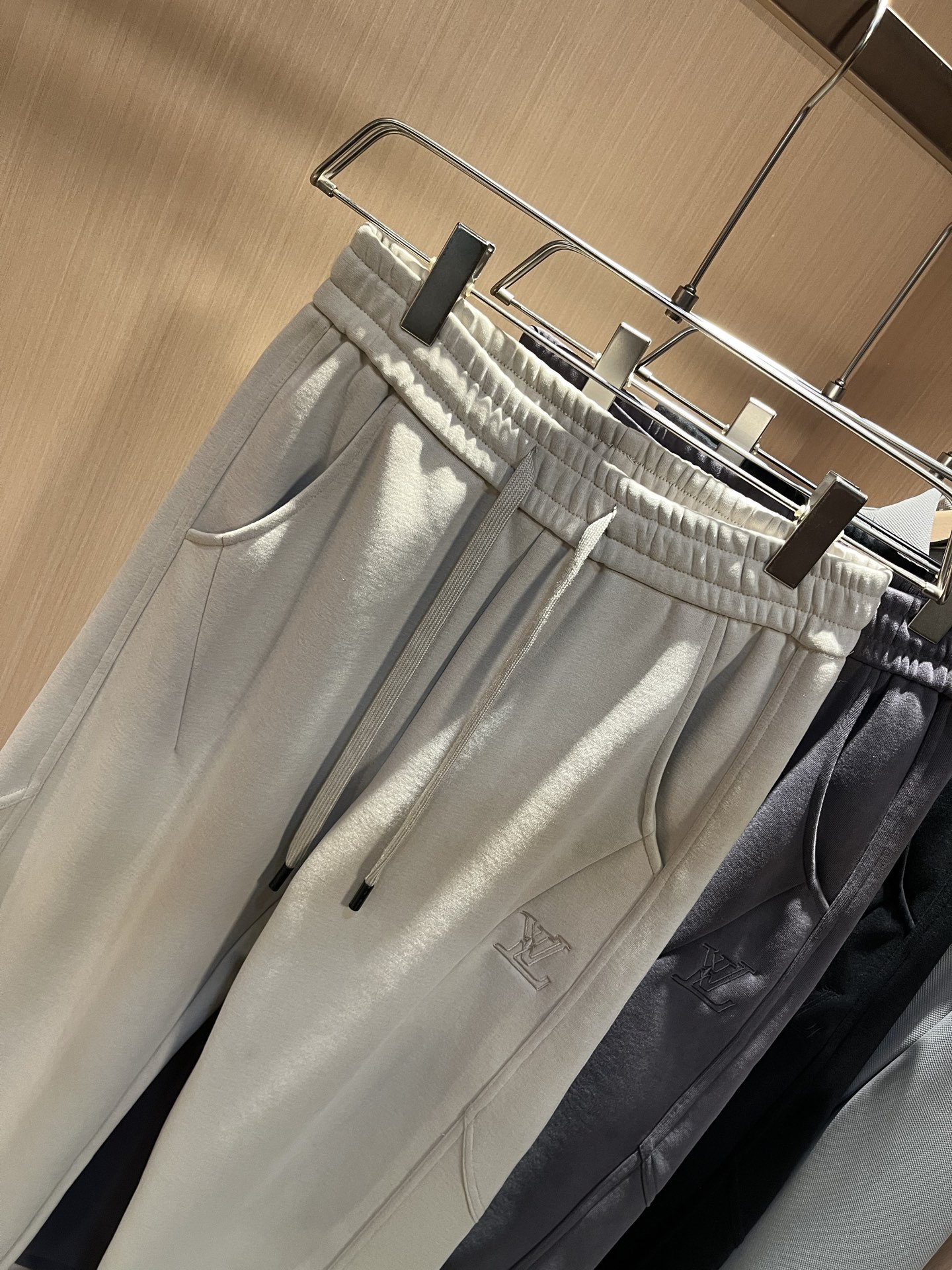 Louls**Vultt*n路易*登 2025秋冬新款松紧腰休闲裤 ！前后标识logo图案修饰！劈裂度达