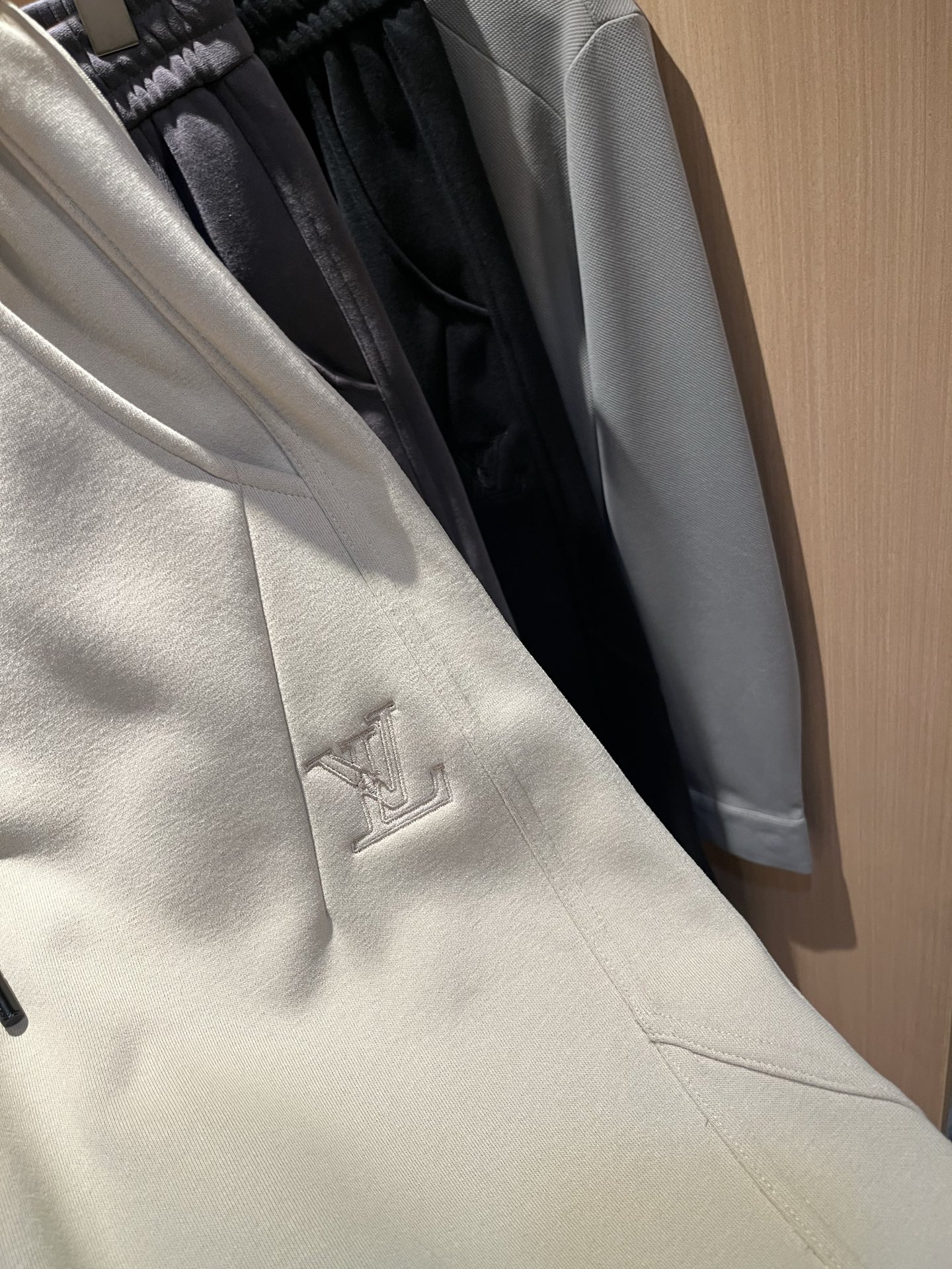 Louls**Vultt*n路易*登 2025秋冬新款松紧腰休闲裤 ！前后标识logo图案修饰！劈裂度达