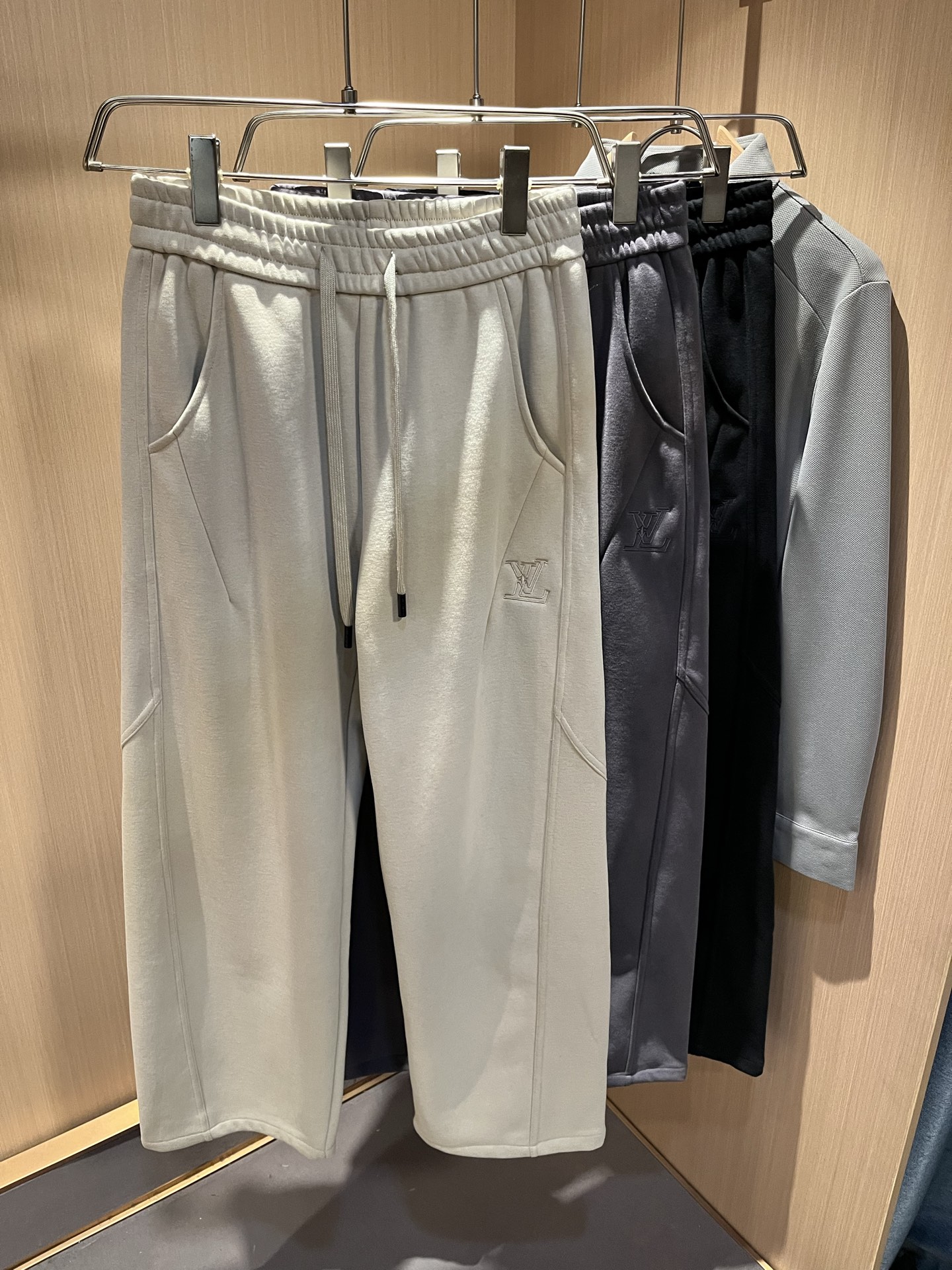 Louls**Vultt*n路易*登 2025秋冬新款松紧腰休闲裤 ！前后标识logo图案修饰！劈裂度达