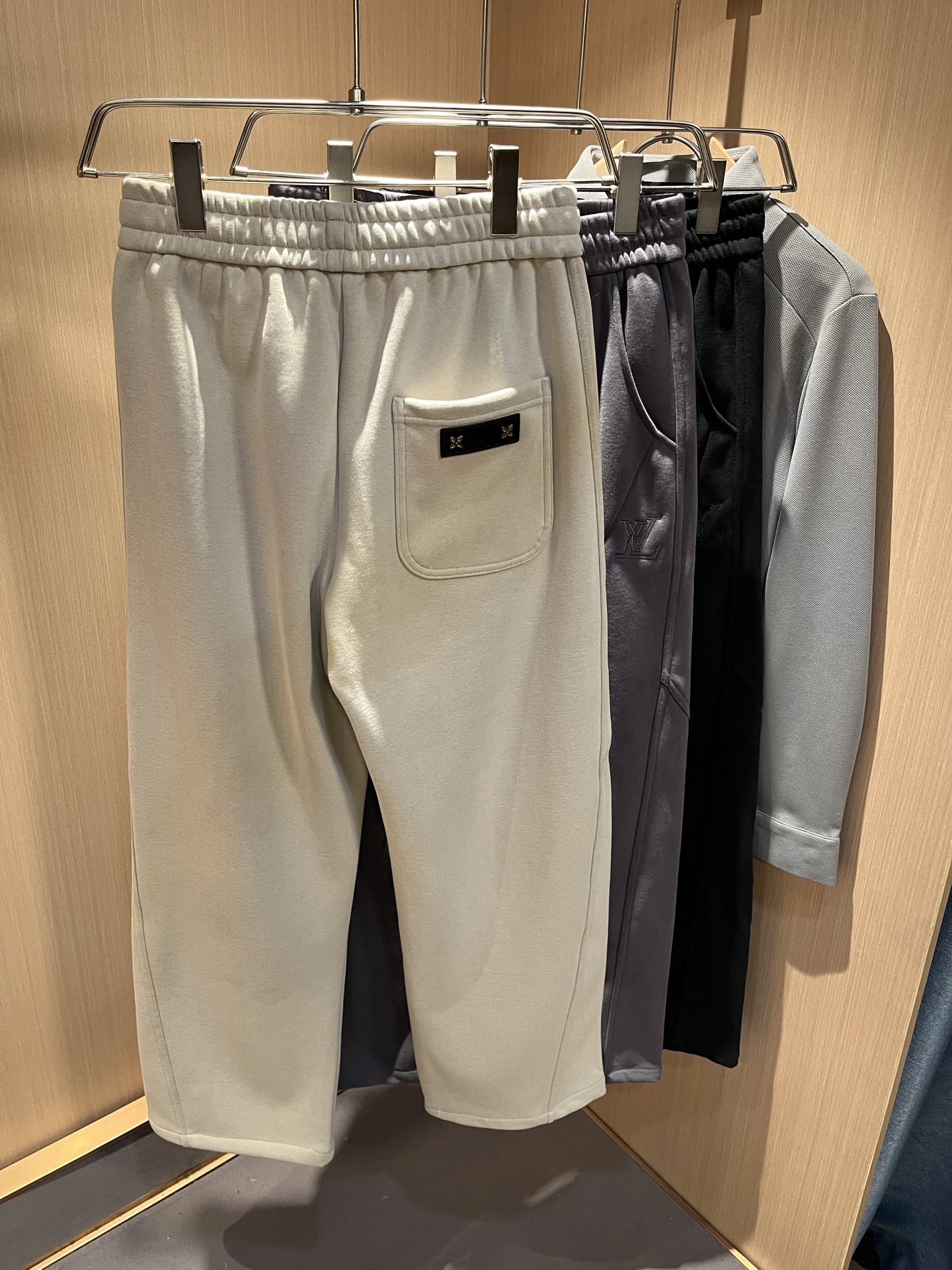 Louls**Vultt*n路易*登 2025秋冬新款松紧腰休闲裤 ！前后标识logo图案修饰！劈裂度达