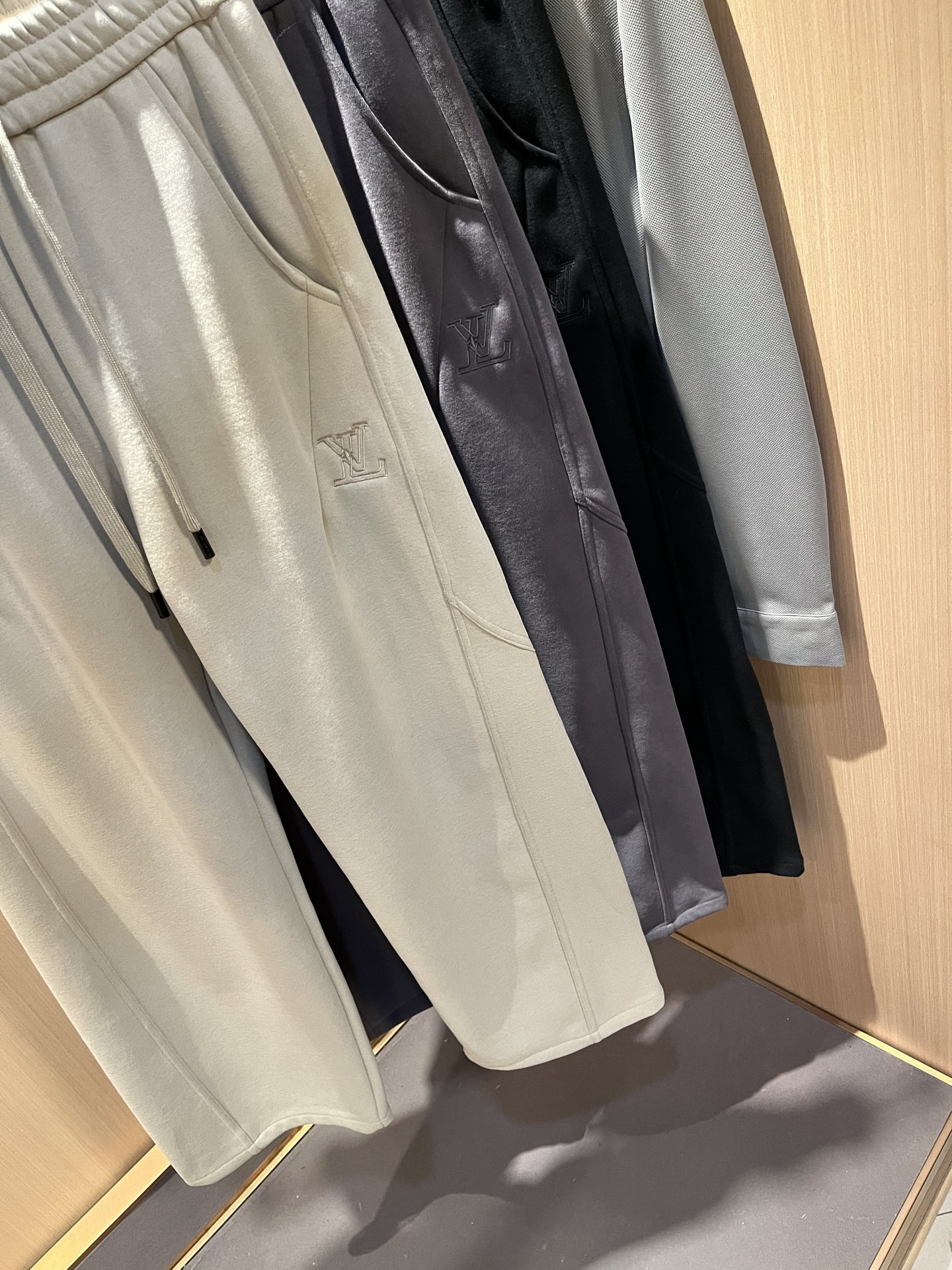 Louls**Vultt*n路易*登 2025秋冬新款松紧腰休闲裤 ！前后标识logo图案修饰！劈裂度达