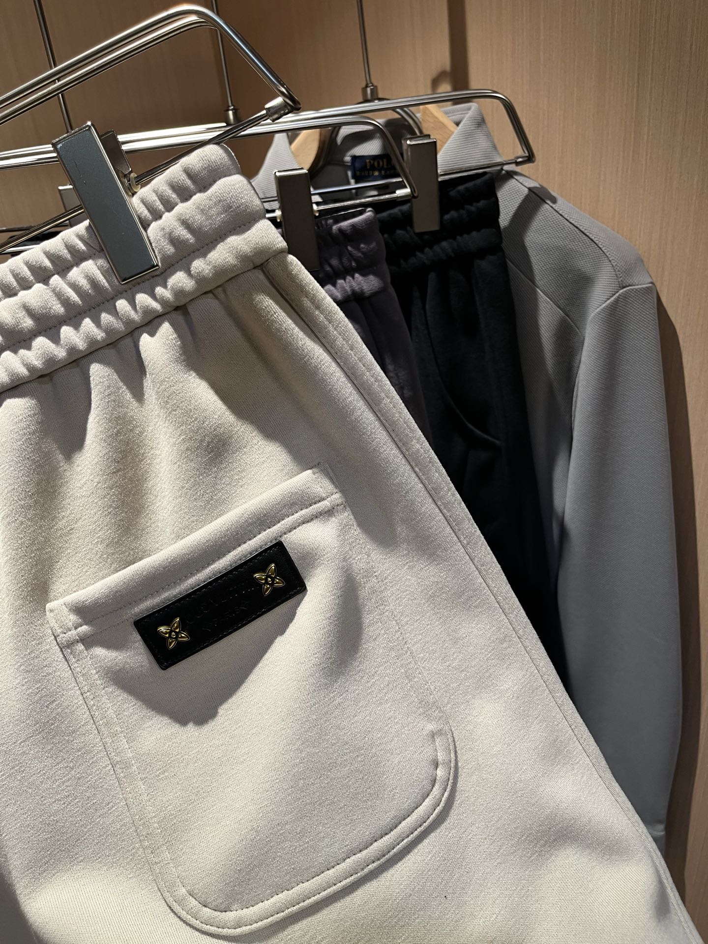 Louls**Vultt*n路易*登 2025秋冬新款松紧腰休闲裤 ！前后标识logo图案修饰！劈裂度达