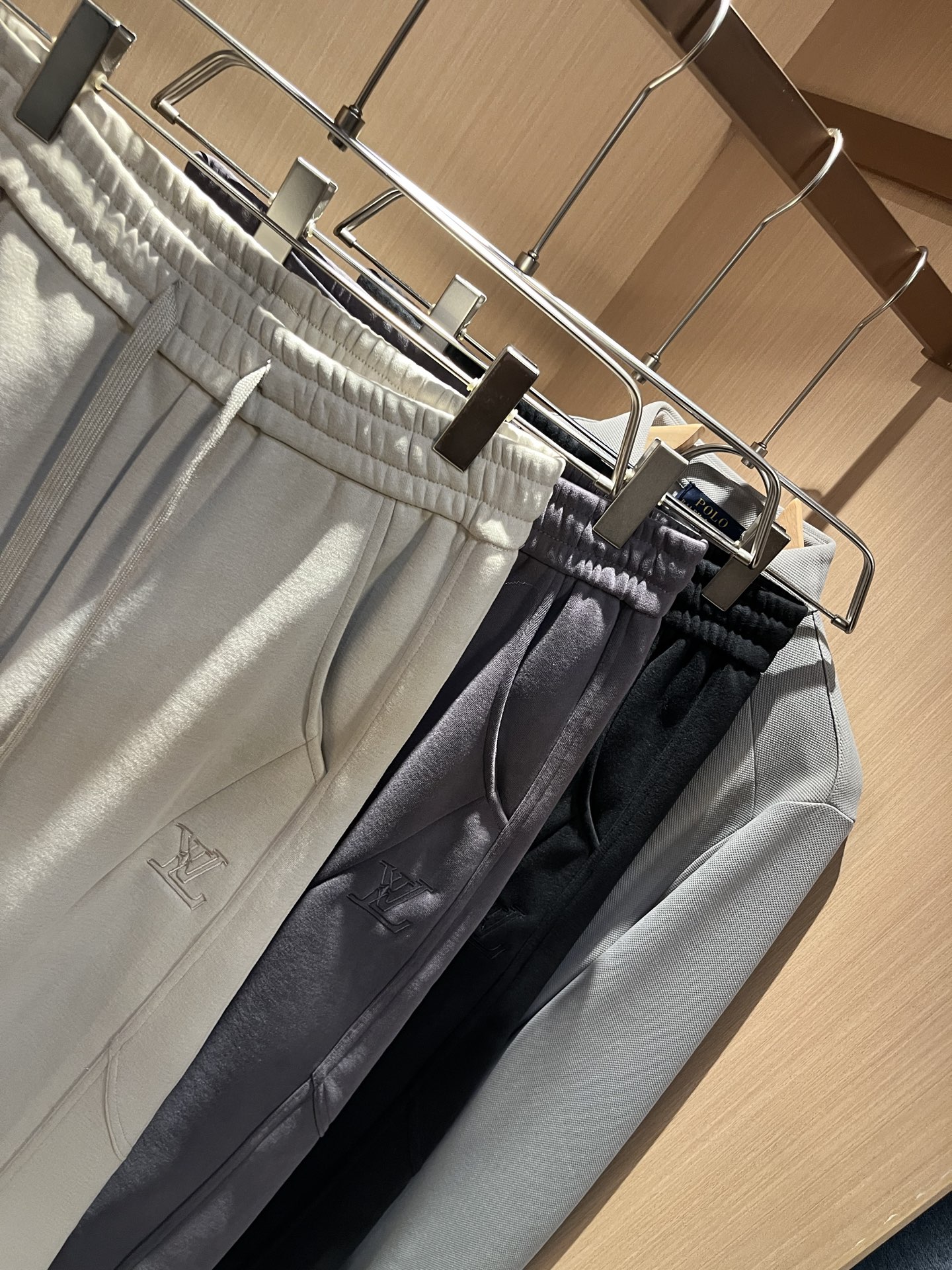 Louls**Vultt*n路易*登 2025秋冬新款松紧腰休闲裤 ！前后标识logo图案修饰！劈裂度达