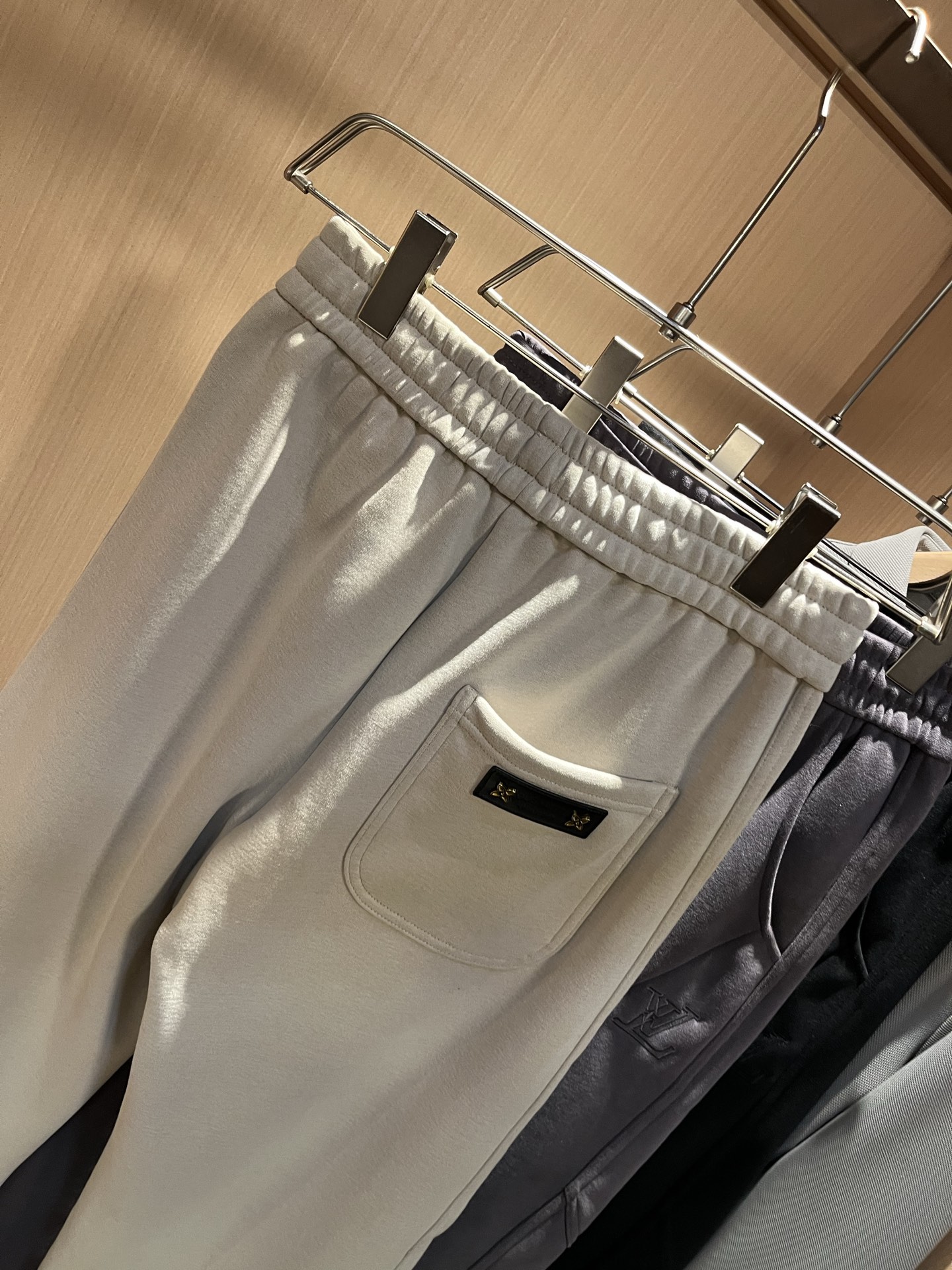 Louls**Vultt*n路易*登 2025秋冬新款松紧腰休闲裤 ！前后标识logo图案修饰！劈裂度达