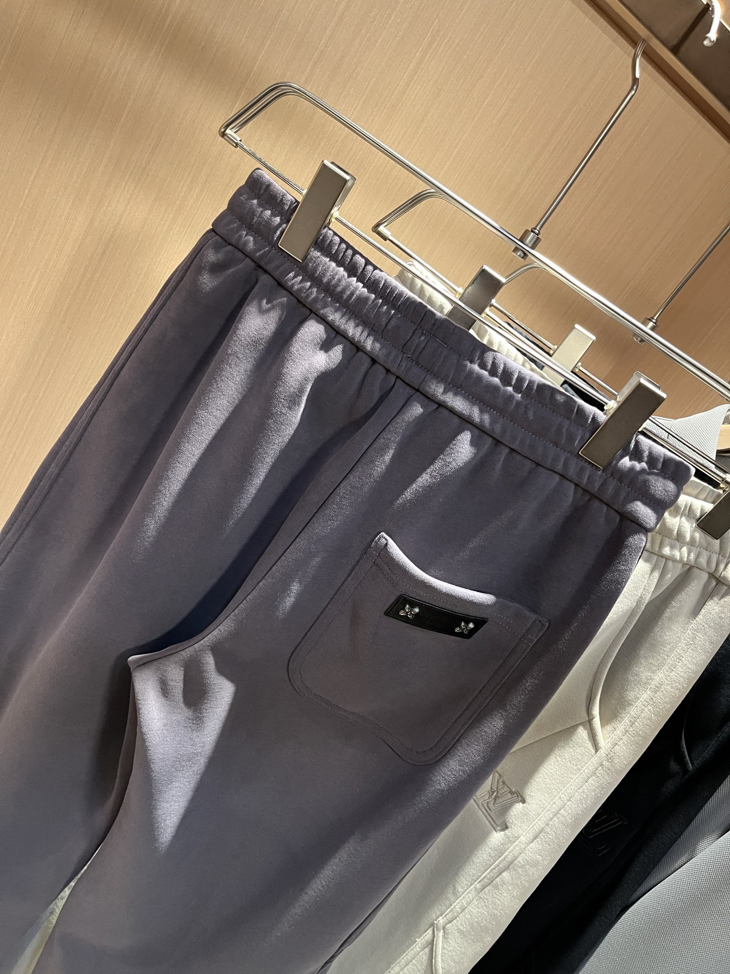 Louls**Vultt*n路易*登 2025秋冬新款松紧腰休闲裤 ！前后标识logo图案修饰！劈裂度达