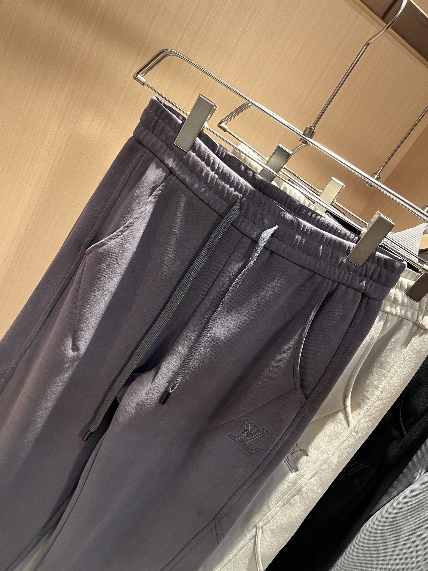 Louls**Vultt*n路易*登 2025秋冬新款松紧腰休闲裤 ！前后标识logo图案修饰！劈裂度达