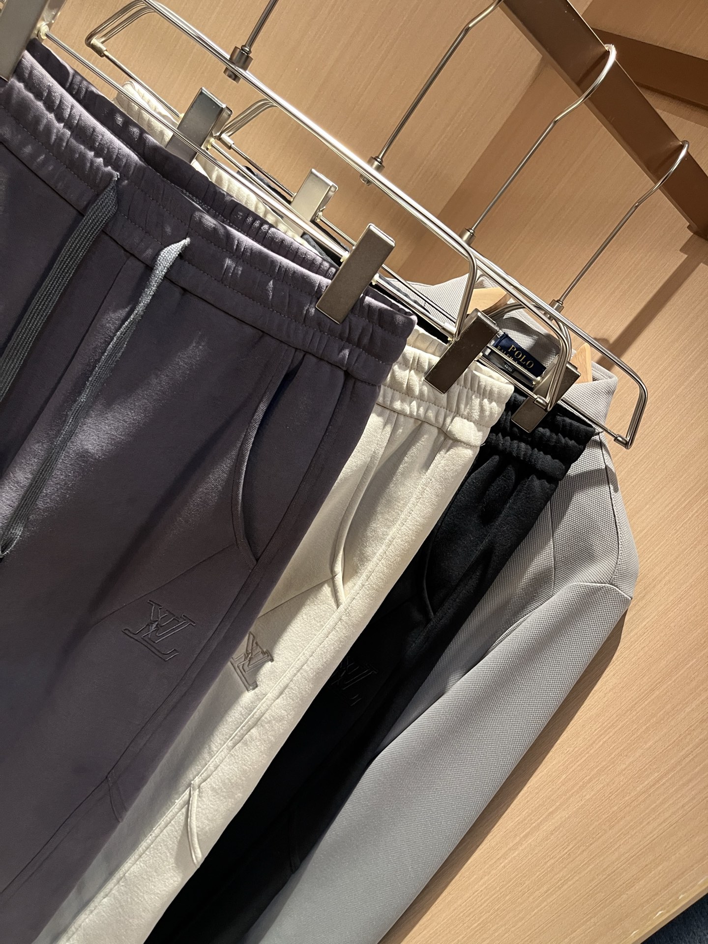 Louls**Vultt*n路易*登 2025秋冬新款松紧腰休闲裤 ！前后标识logo图案修饰！劈裂度达