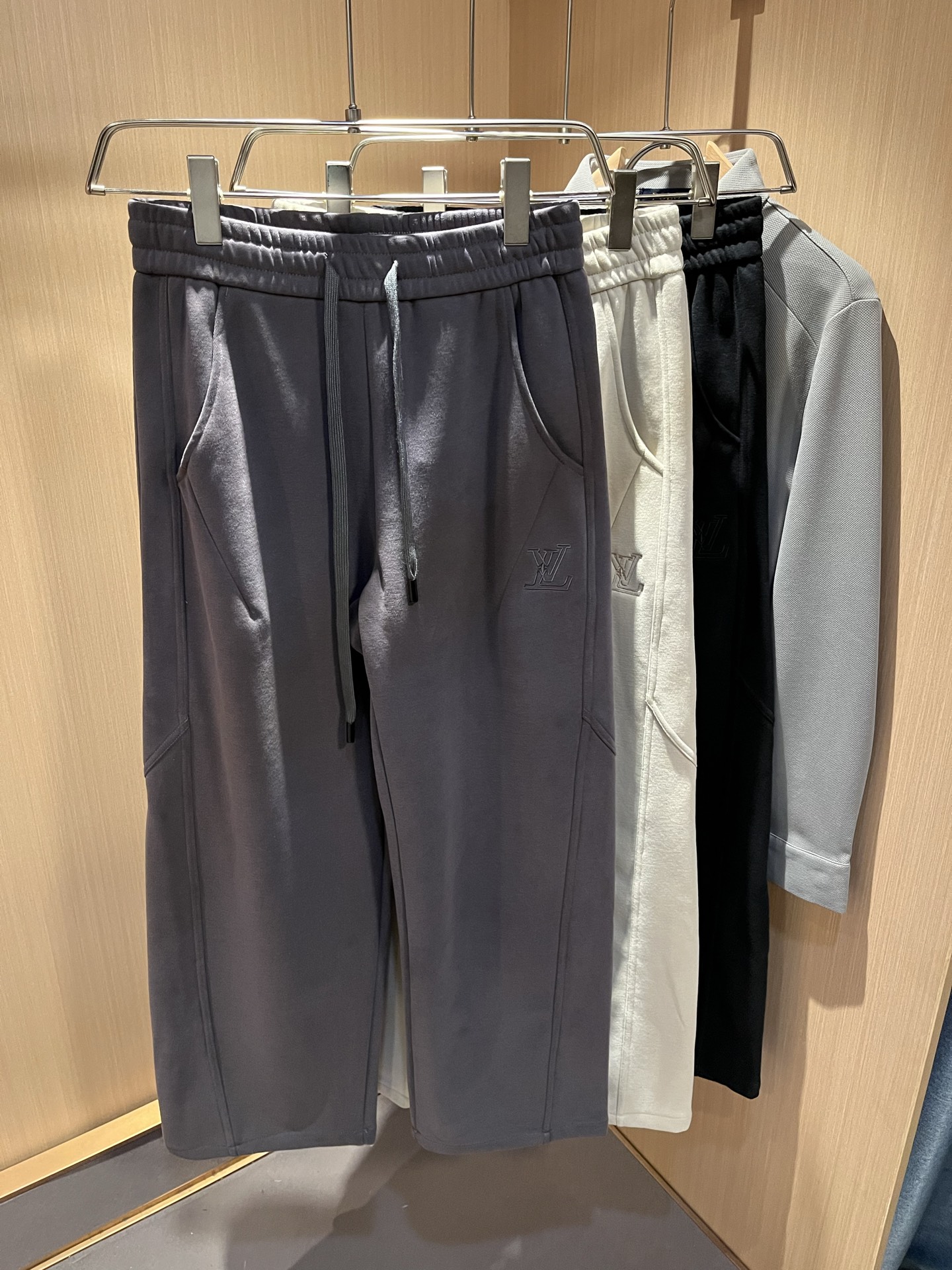 Louls**Vultt*n路易*登 2025秋冬新款松紧腰休闲裤 ！前后标识logo图案修饰！劈裂度达