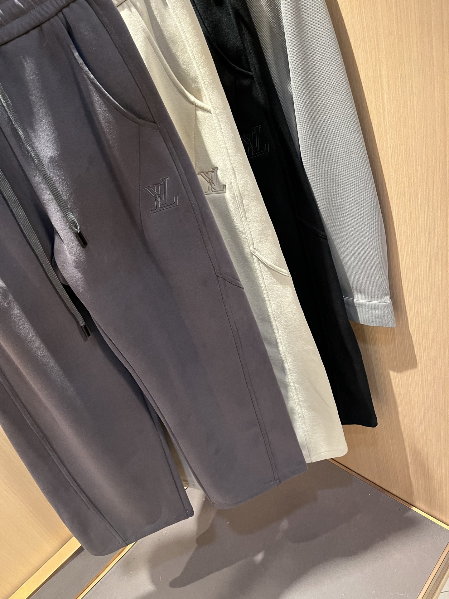 Louls**Vultt*n路易*登 2025秋冬新款松紧腰休闲裤 ！前后标识logo图案修饰！劈裂度达