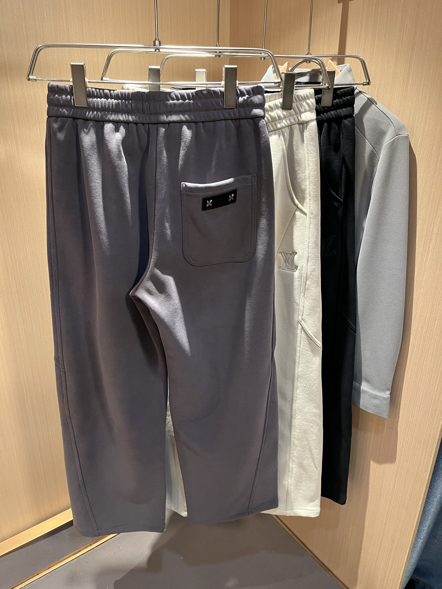 Louls**Vultt*n路易*登 2025秋冬新款松紧腰休闲裤 ！前后标识logo图案修饰！劈裂度达