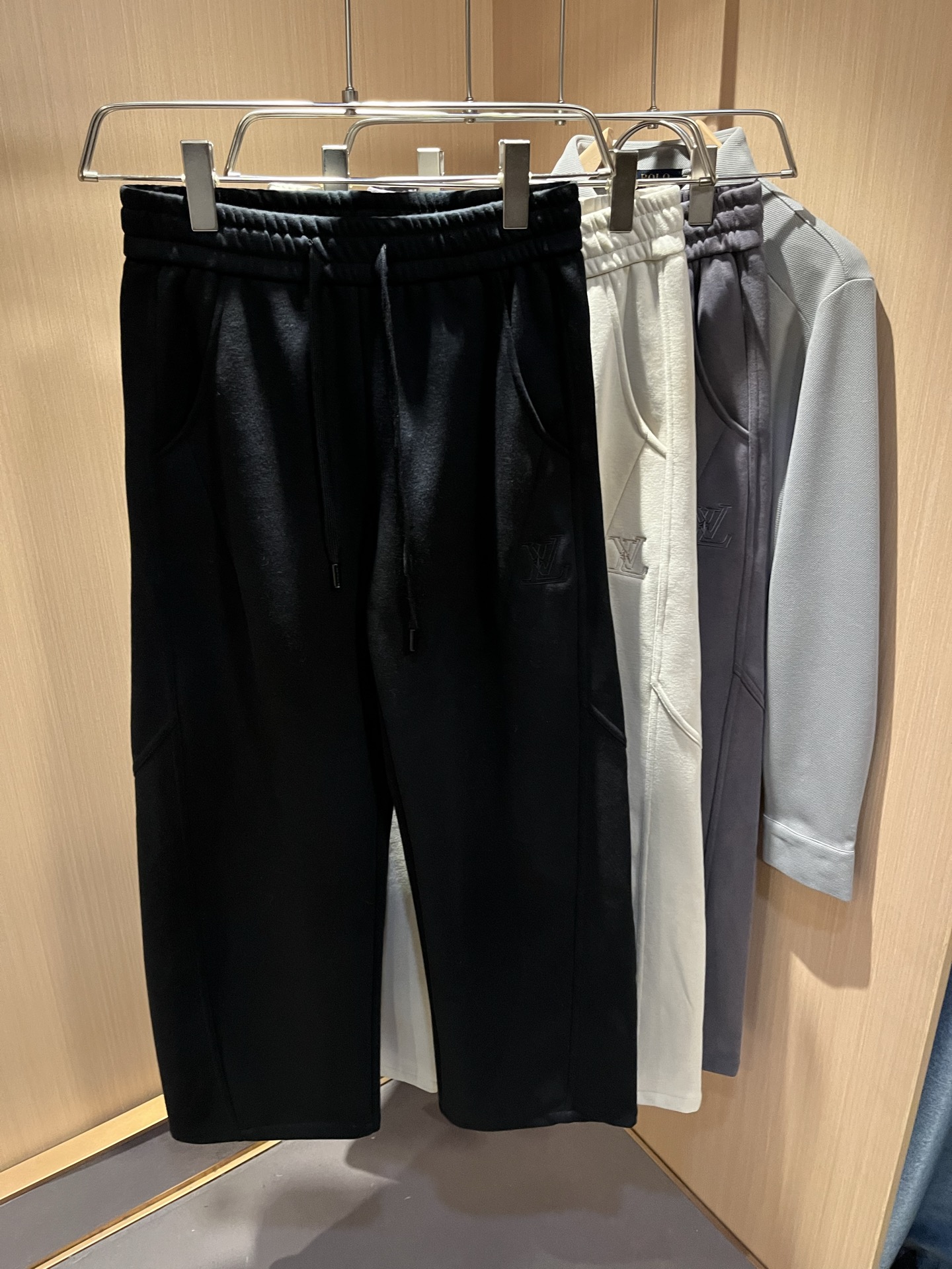 Louls**Vultt*n路易*登 2025秋冬新款松紧腰休闲裤 ！前后标识logo图案修饰！劈裂度达