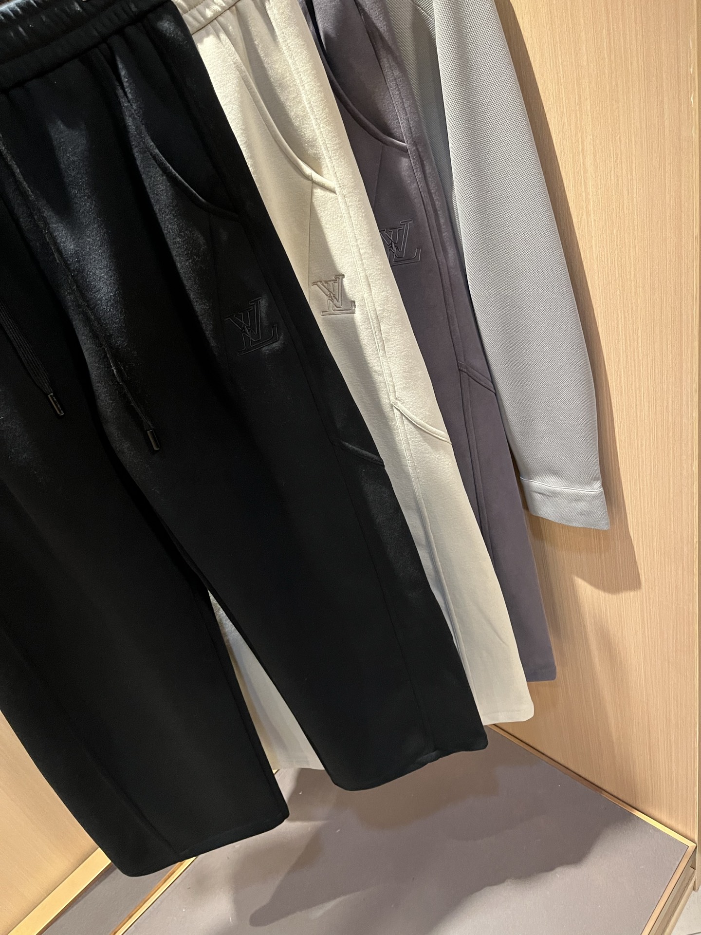 Louls**Vultt*n路易*登 2025秋冬新款松紧腰休闲裤 ！前后标识logo图案修饰！劈裂度达