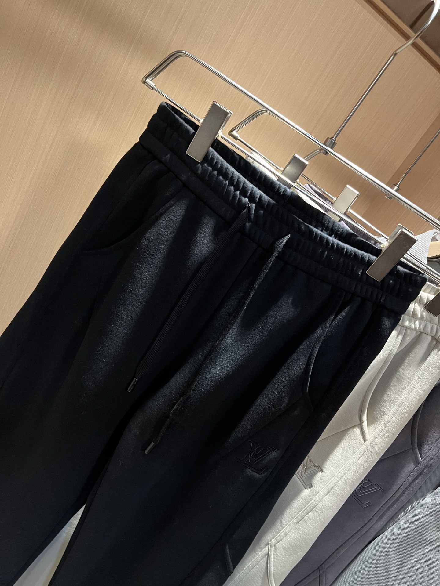 Louls**Vultt*n路易*登 2025秋冬新款松紧腰休闲裤 ！前后标识logo图案修饰！劈裂度达