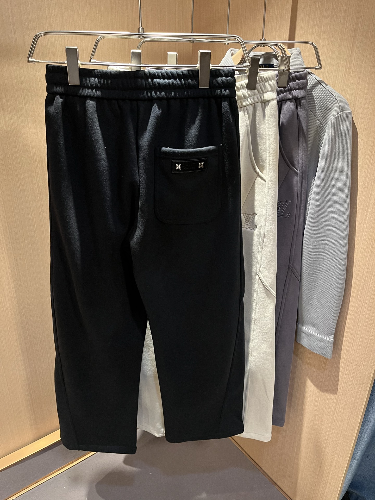Louls**Vultt*n路易*登 2025秋冬新款松紧腰休闲裤 ！前后标识logo图案修饰！劈裂度达