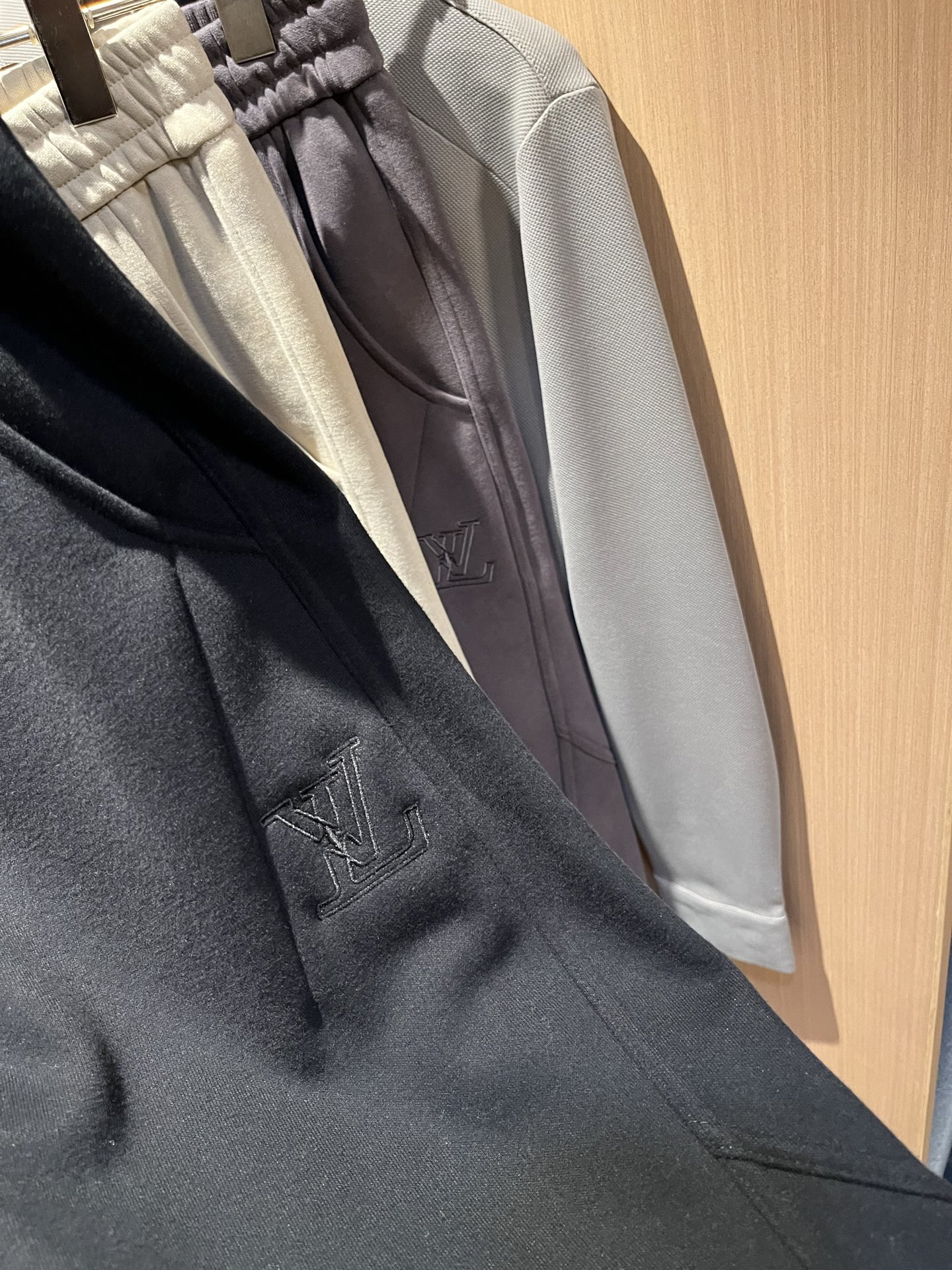 Louls**Vultt*n路易*登 2025秋冬新款松紧腰休闲裤 ！前后标识logo图案修饰！劈裂度达