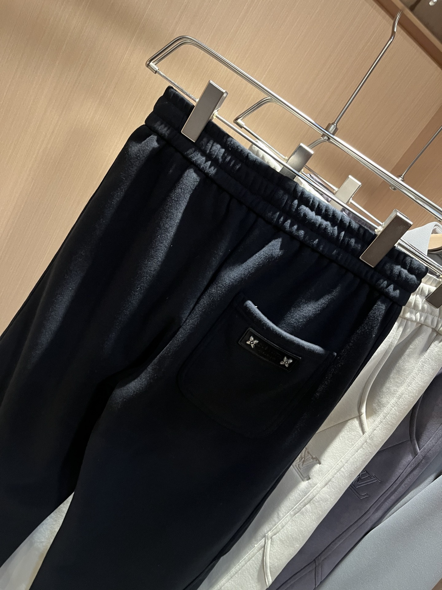 Louls**Vultt*n路易*登 2025秋冬新款松紧腰休闲裤 ！前后标识logo图案修饰！劈裂度达