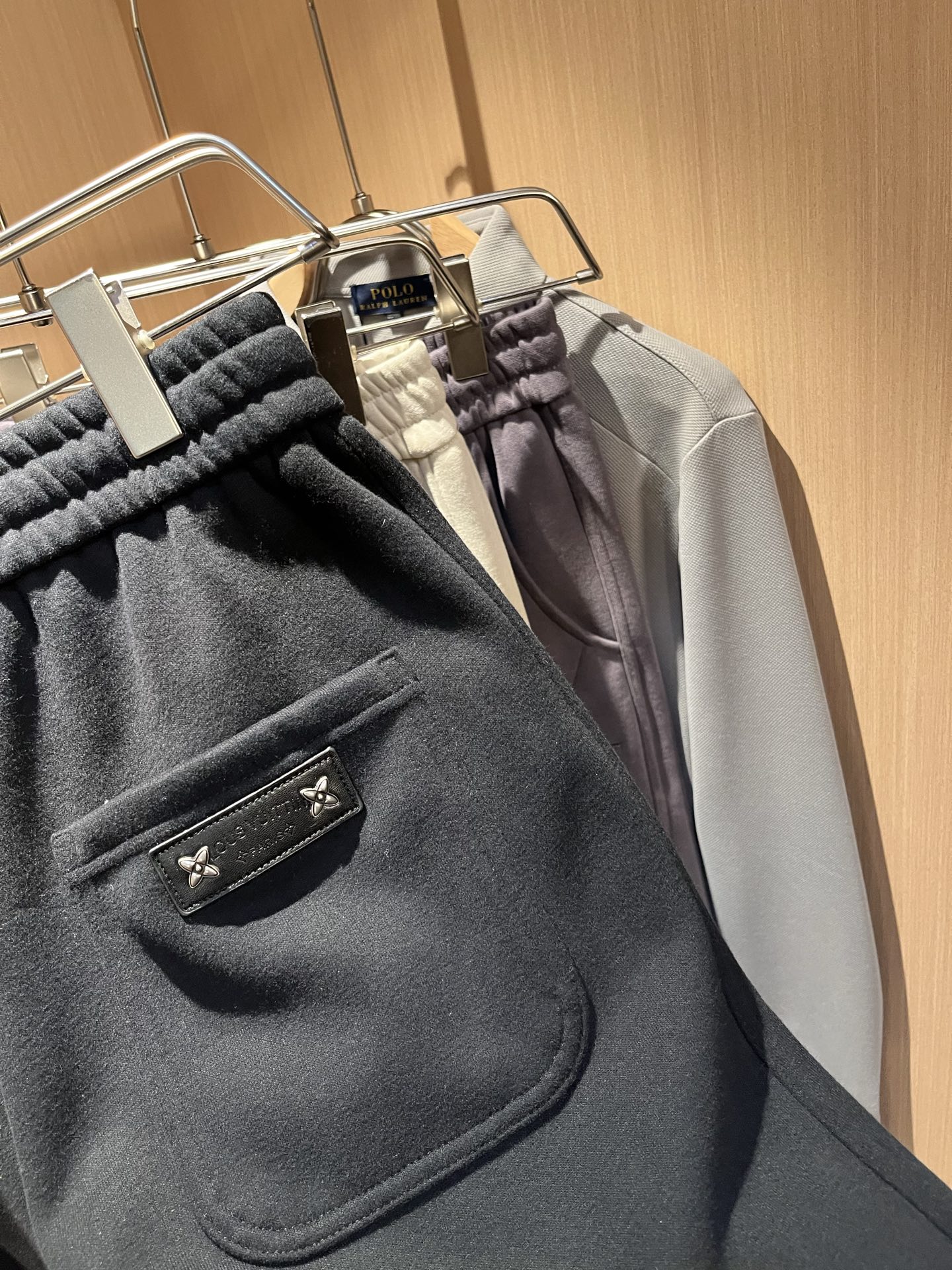 Louls**Vultt*n路易*登 2025秋冬新款松紧腰休闲裤 ！前后标识logo图案修饰！劈裂度达