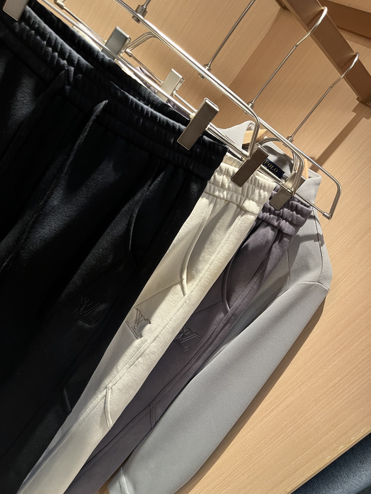 Louls**Vultt*n路易*登 2025秋冬新款松紧腰休闲裤 ！前后标识logo图案修饰！劈裂度达