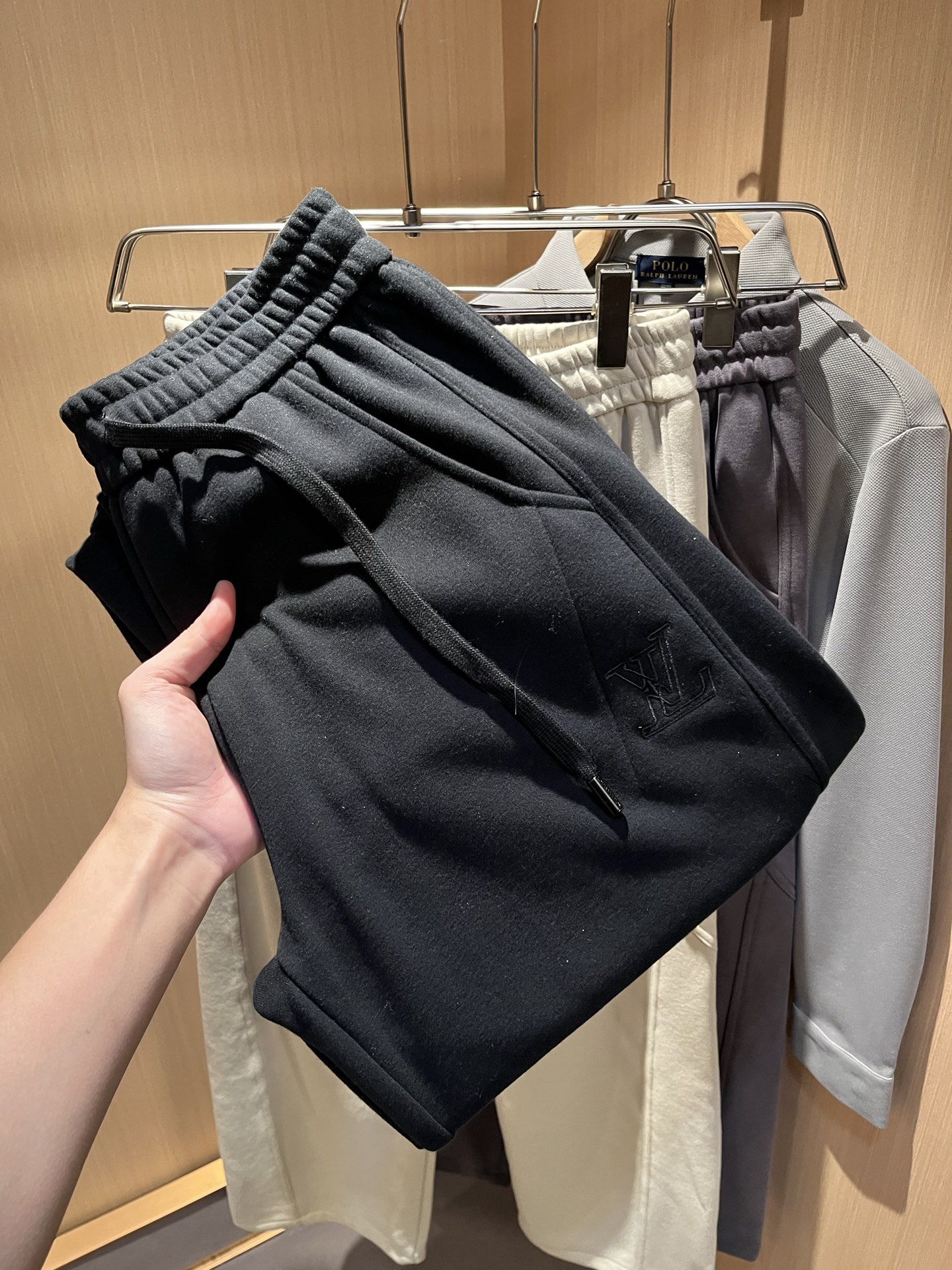 Louls**Vultt*n路易*登 2025秋冬新款松紧腰休闲裤 ！前后标识logo图案修饰！劈裂度达