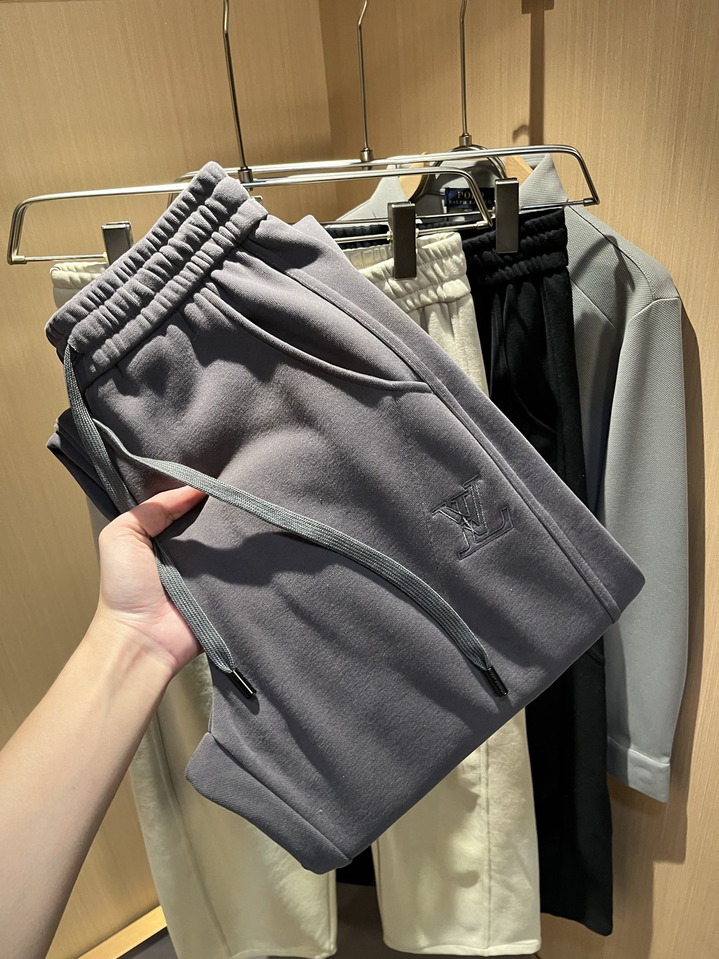 Louls**Vultt*n路易*登 2025秋冬新款松紧腰休闲裤 ！前后标识logo图案修饰！劈裂度达