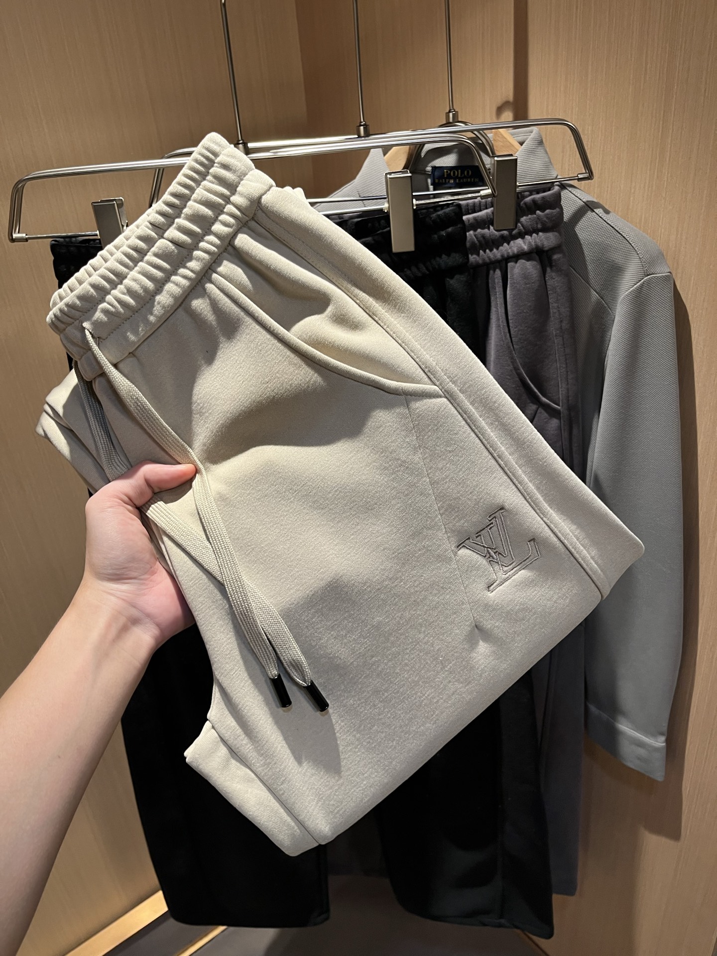 Louls**Vultt*n路易*登 2025秋冬新款松紧腰休闲裤 ！前后标识logo图案修饰！劈裂度达